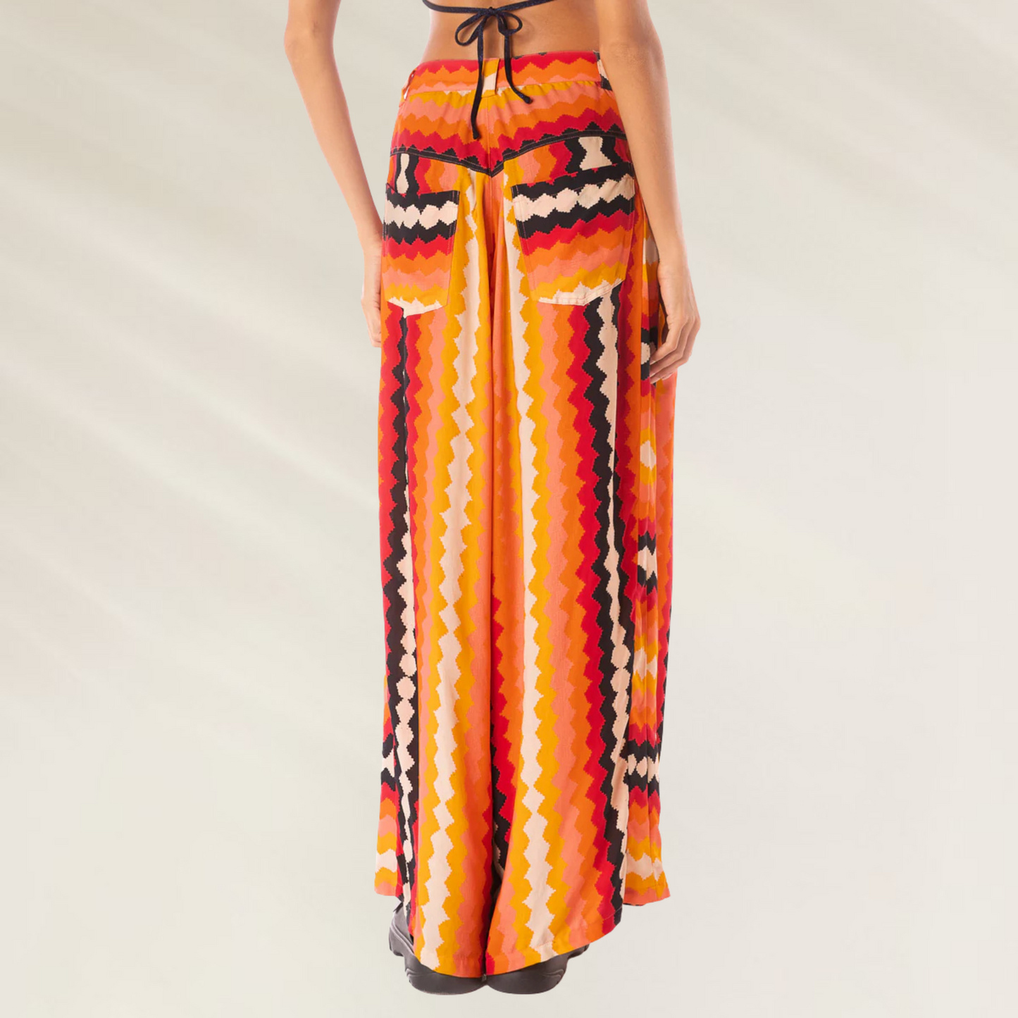 Calças Maaji Sabine Hyperflares pantalona estampada zigzag laranja e amarelo vista traseira cintura alta