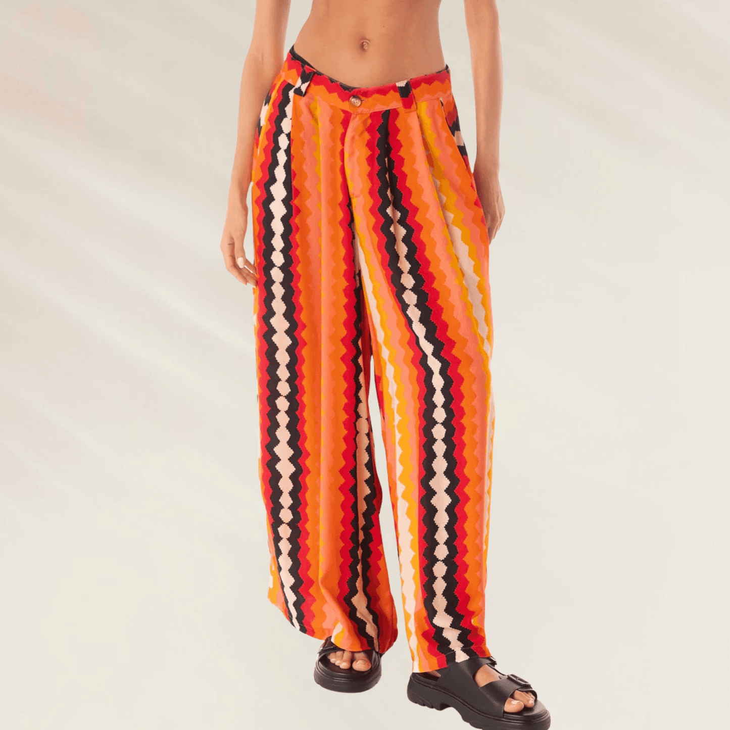Calças Maaji Sabine Hyperflares listradas em tons laranja e vermelho corte largo com cós elástico
