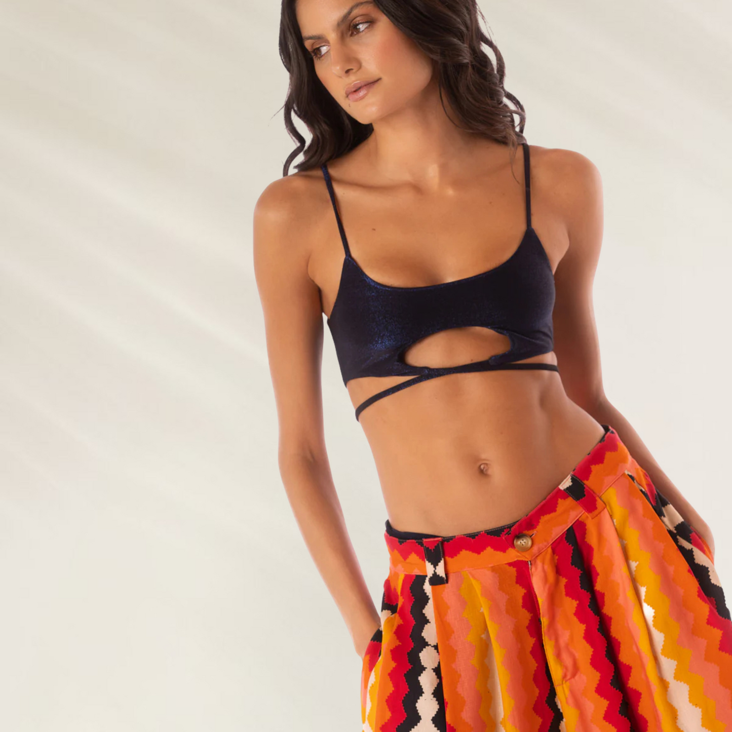 Calças Maaji Sabine Hyperflares flare ampla estampada em ziguezague laranja vermelho rosa com top cropped