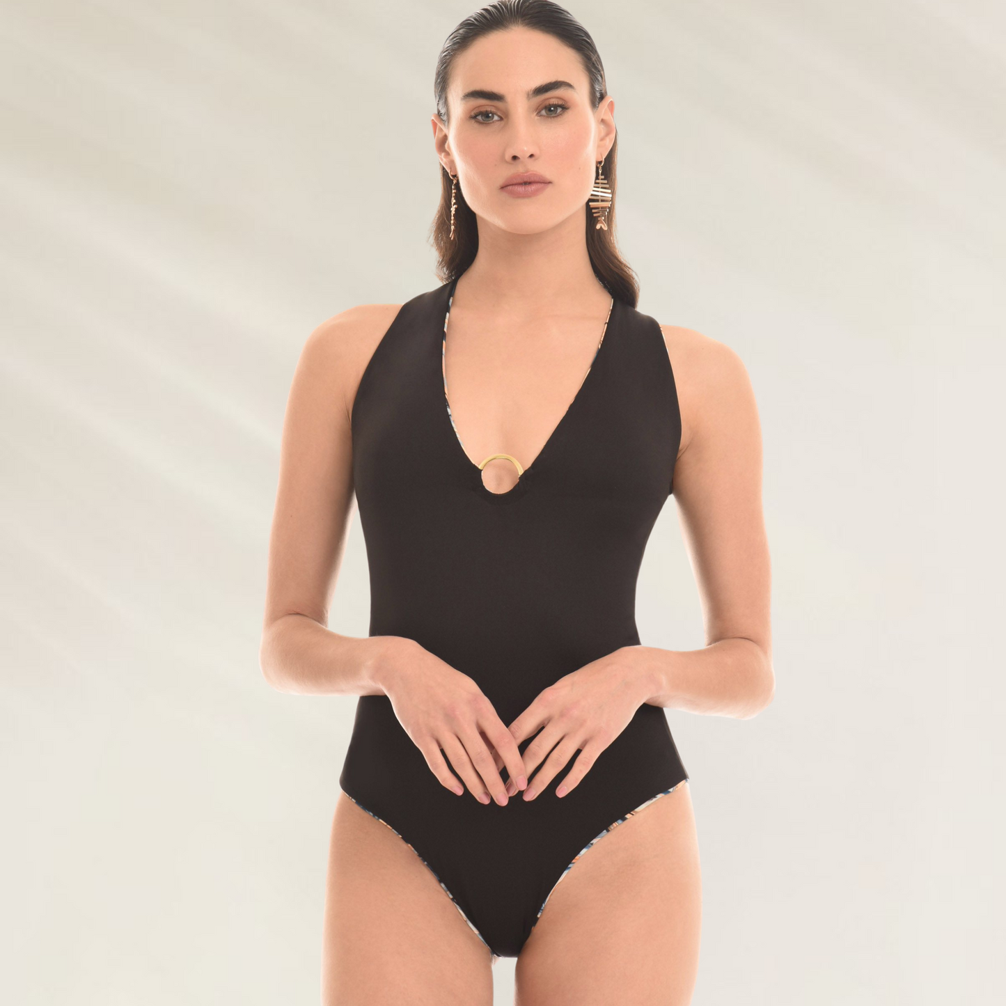 Fato de Banho Reversível com Alças Cruzadas Mystical em preto com decote profundo e detalhe circular