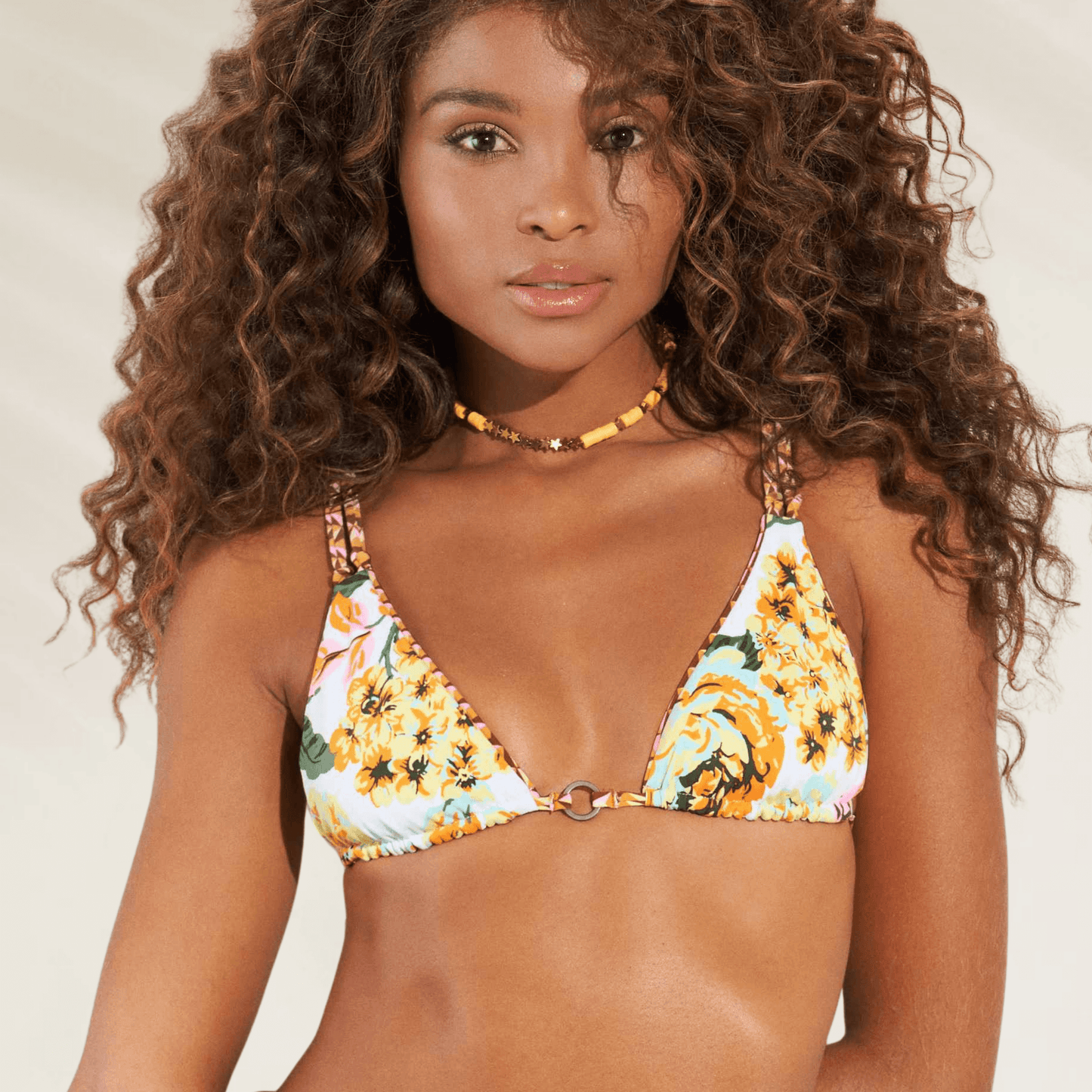 Mulher usando Top Triângulo Reversível Maaji – Dupla Beleza & Conforto com estampa floral amarela