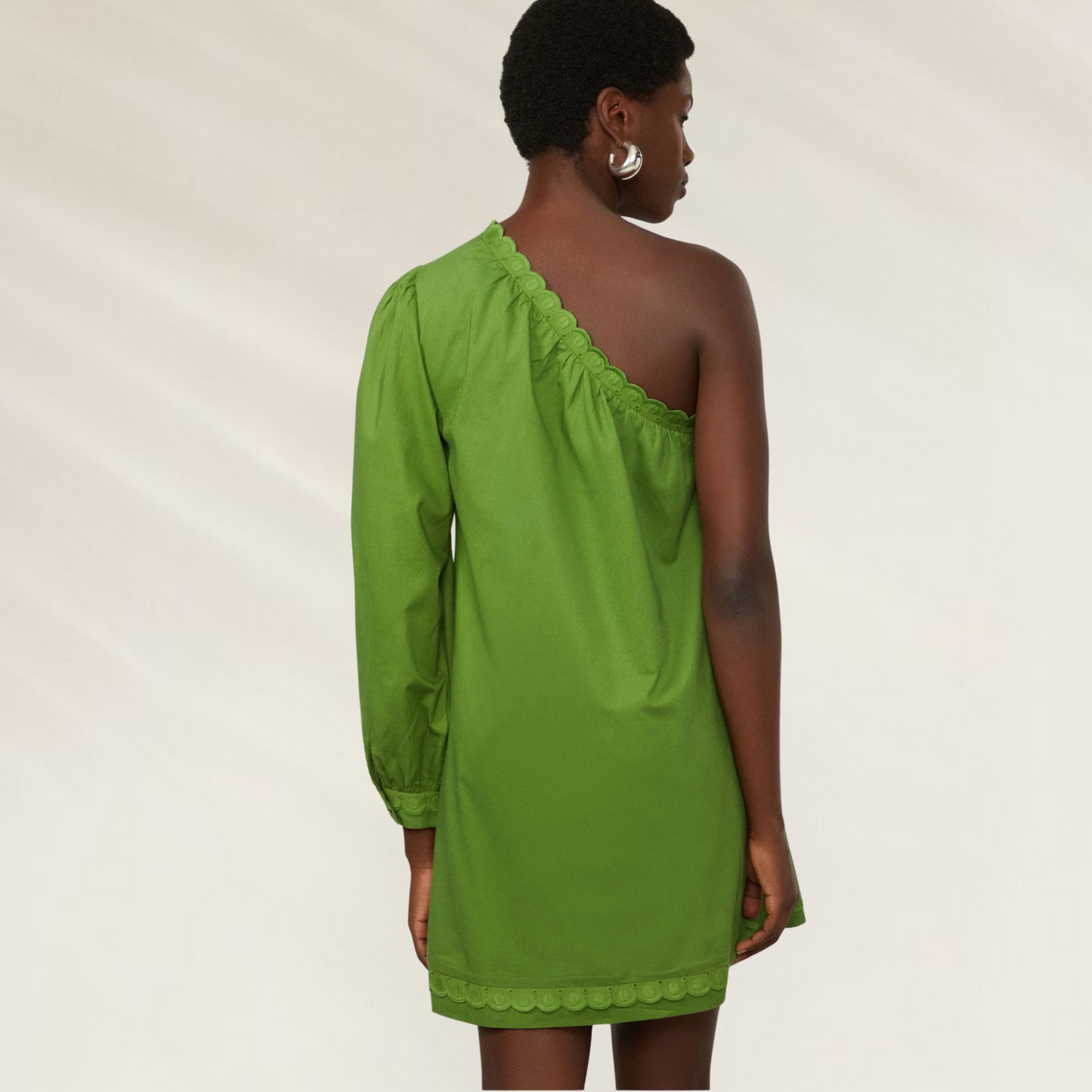 Vestido Verde Um Ombro Só com Bordado Ilhós – Animale Brasil em modelo vista de costas