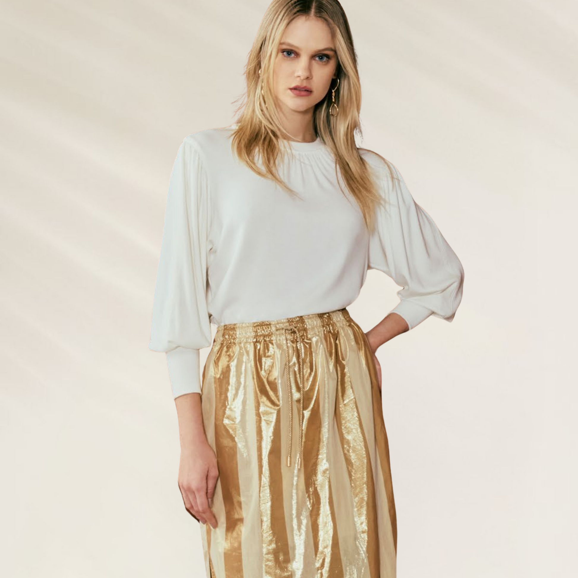 Blusa de Manga Longa Plissada em Viscose – Animale Brasil em tom off white com saia dourada