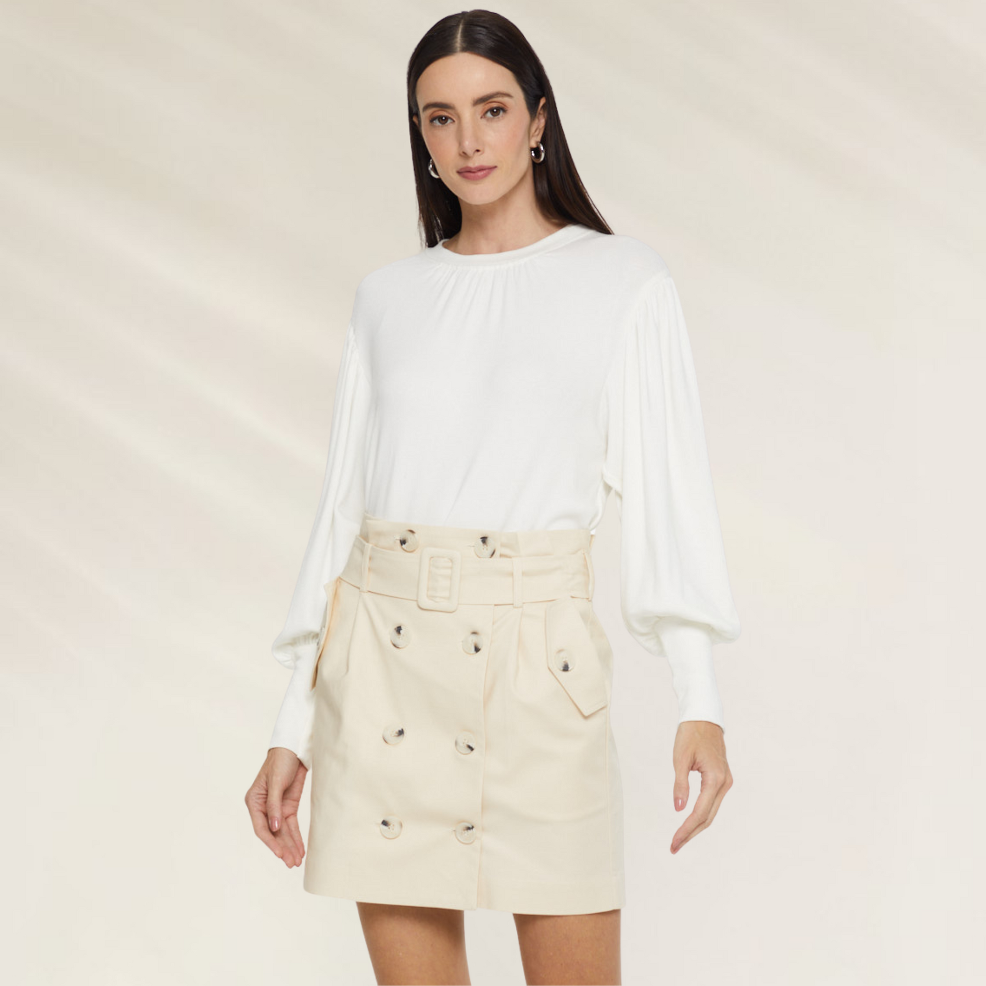 Blusa de Manga Longa Plissada em Viscose – Animale Brasil em tom branco com saia bege