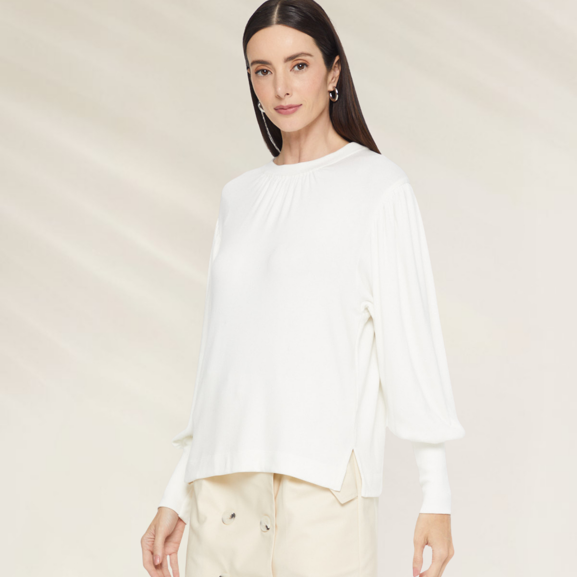 Mulher vestindo Blusa de Manga Longa Plissada em Viscose – Animale Brasil na cor branca