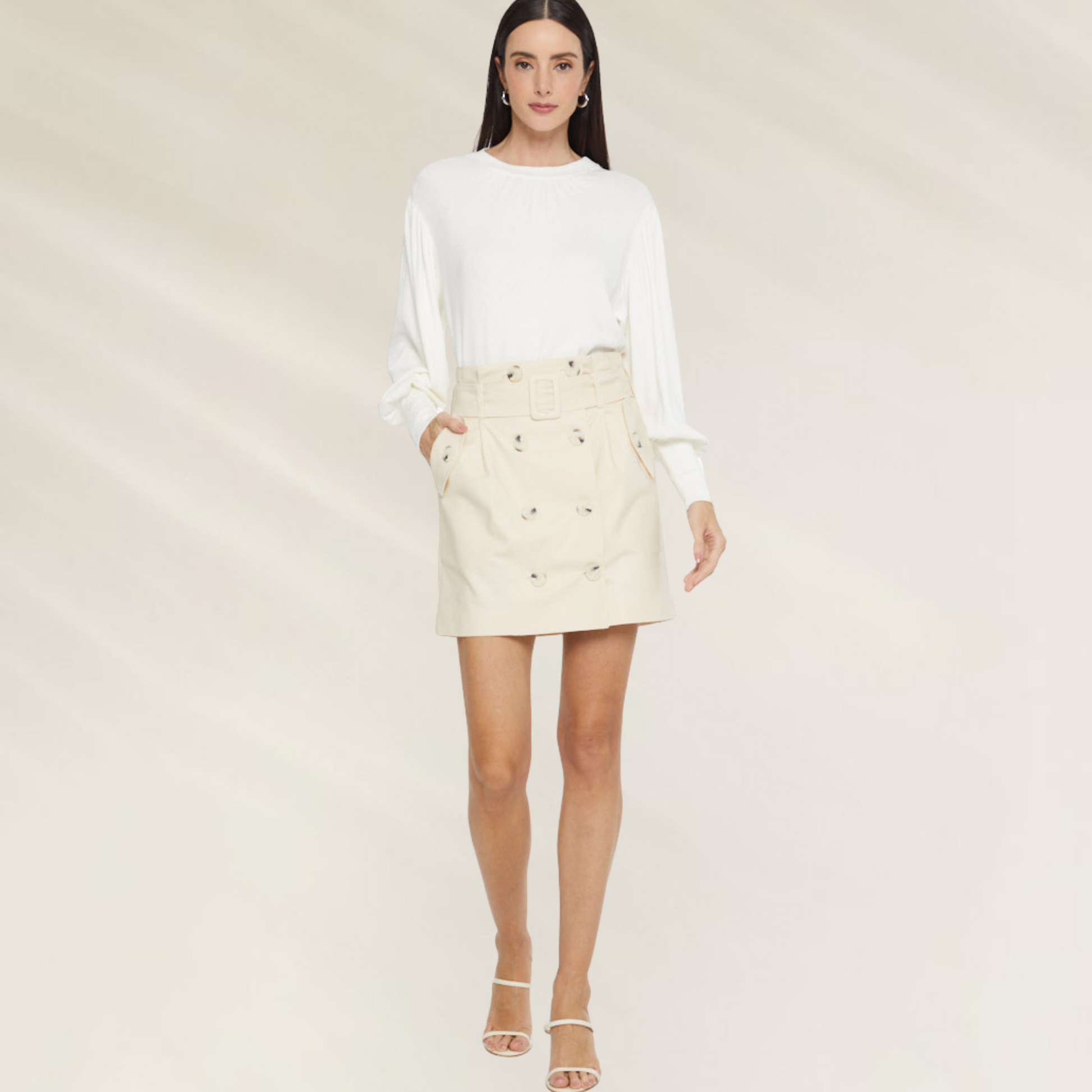 Blusa de Manga Longa Plissada em Viscose – Animale Brasil usada por mulher com saia bege e sandálias brancas
