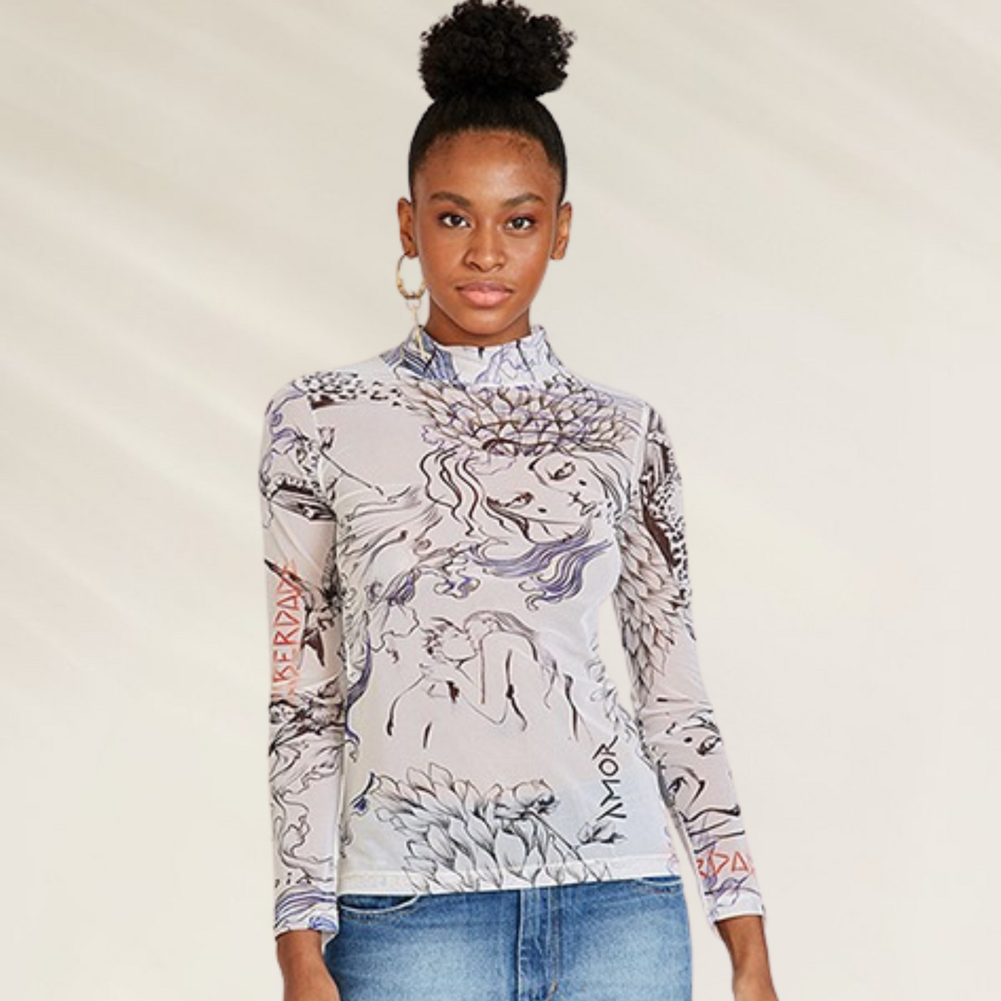 Blusa de Tule Estampada com Gola Alta – Edição Tattoo Fig | Animale Brasil, usada por mulher com calça jeans