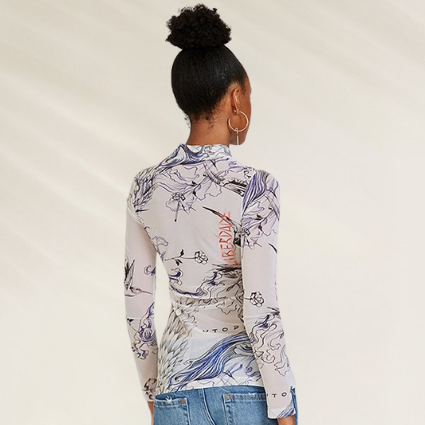 Blusa de Tule Estampada com Gola Alta – Edição Tattoo Fig da Animale Brasil vista de costas