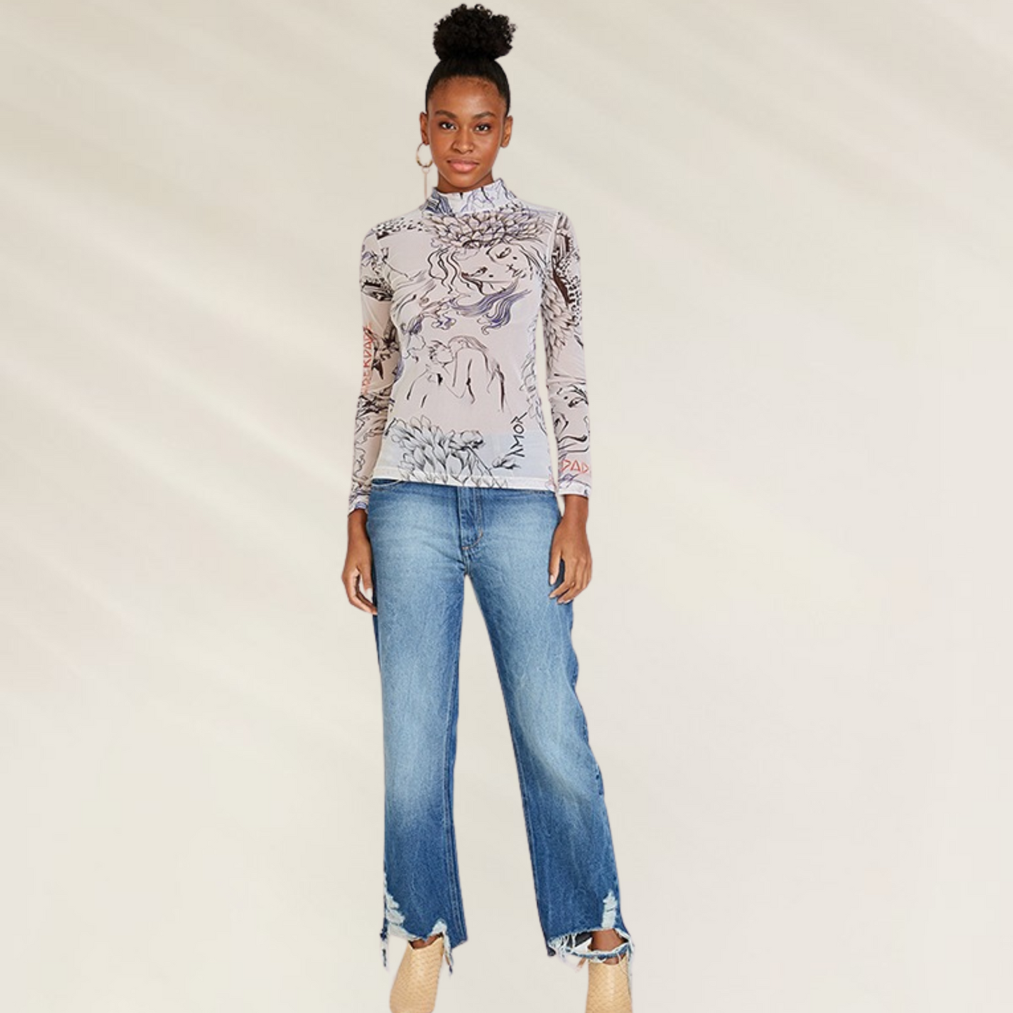 Blusa de Tule Estampada com Gola Alta – Edição Tattoo Fig Animale Brasil usada com jeans rasgados