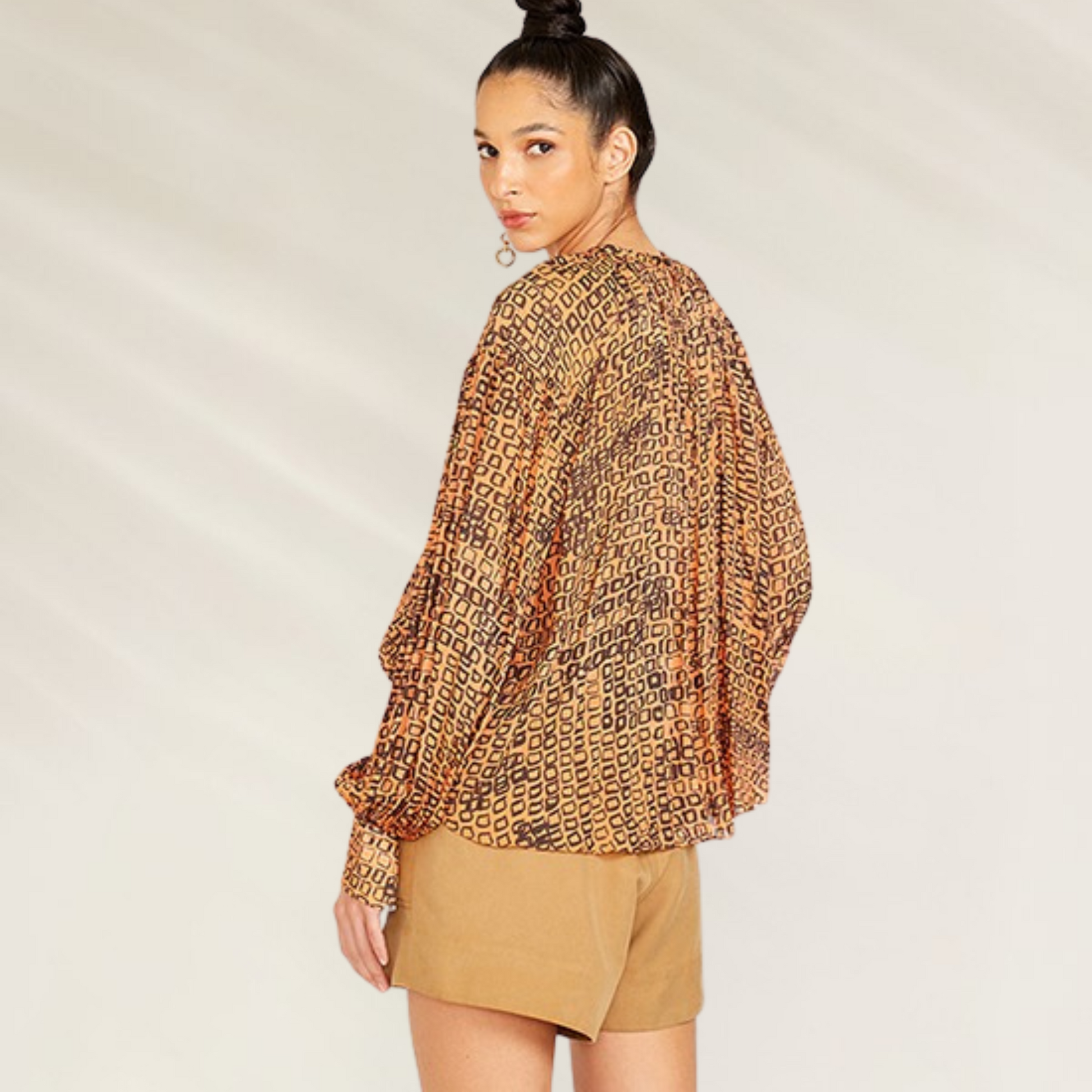 Blusa Feminina Estampada em Viscose Semi-Transparente – Animale Brasil em tons terrosos com manga longa e modelagem solta