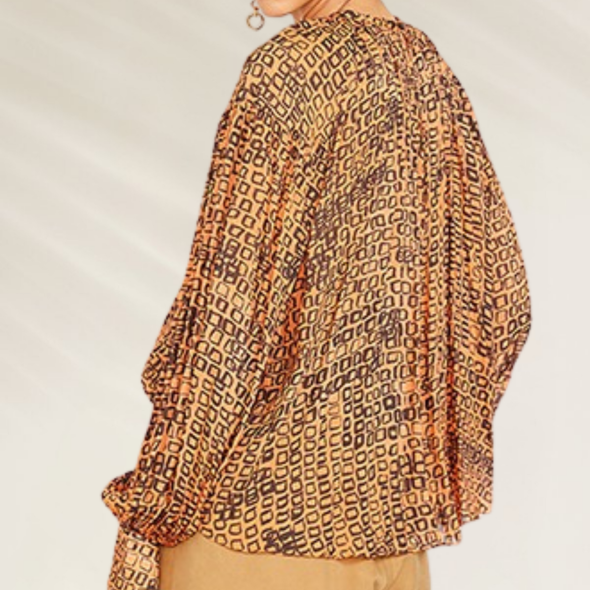 Blusa Feminina Estampada em Viscose Semi-Transparente – Animale Brasil com padrão geométrico em tons terrosos