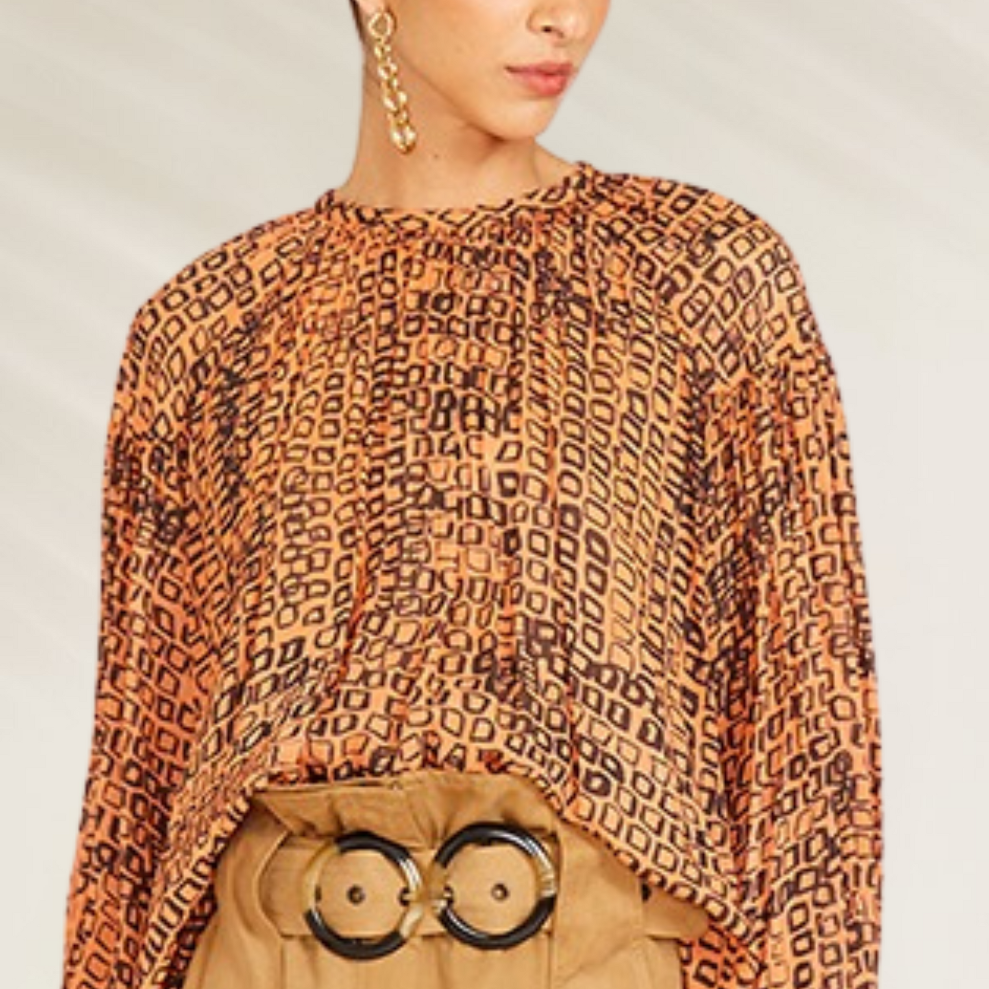 Blusa Feminina Estampada em Viscose Semi-Transparente – Animale Brasil com estampa geométrica em tons terrosos