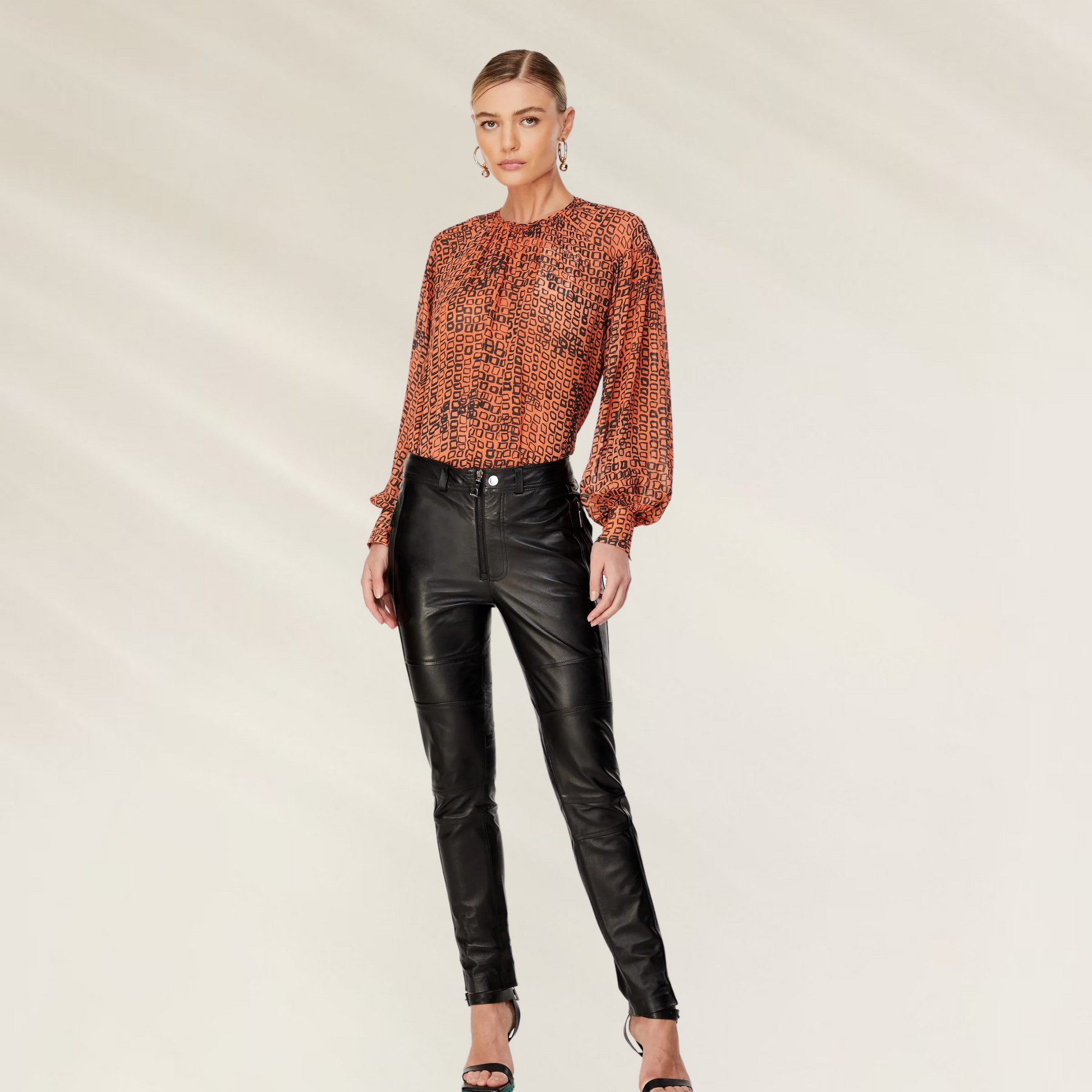Blusa Feminina Estampada em Viscose Semi-Transparente – Animale Brasil, com mangas longas e estampa em tons terrosos