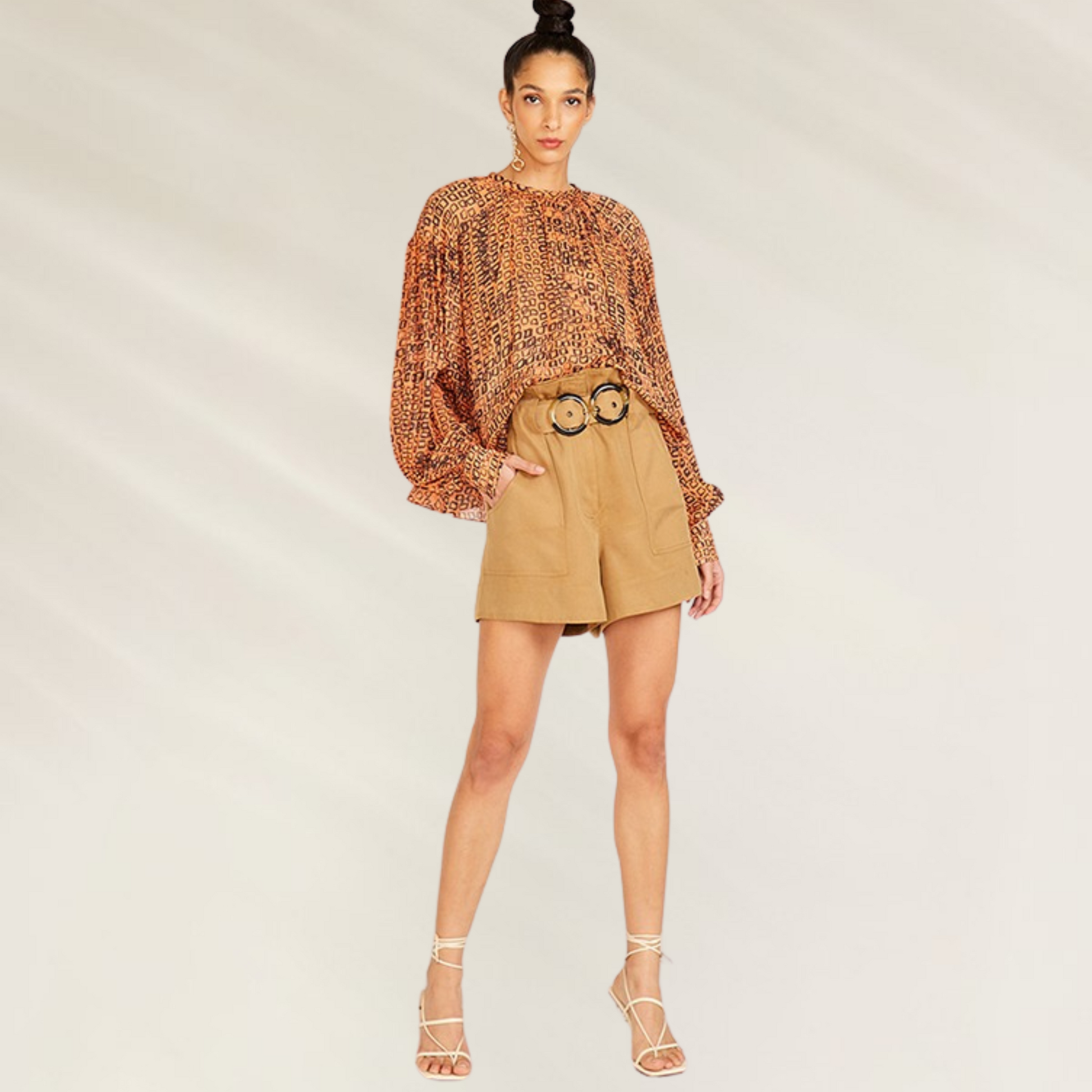 Blusa Feminina Estampada em Viscose Semi-Transparente – Animale Brasil em tons terrosos com modelagem solta