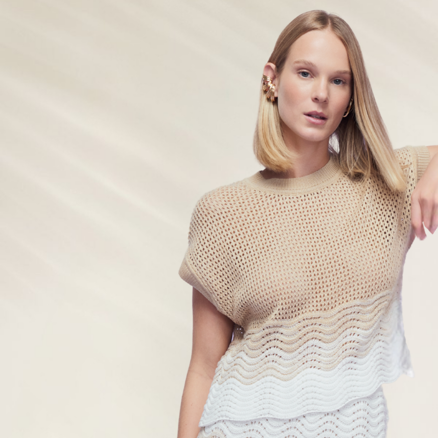 Mulher usando Blusa Tricot Ondas Degradê – Animale Brasil em tons bege e branco com design leve e moderno