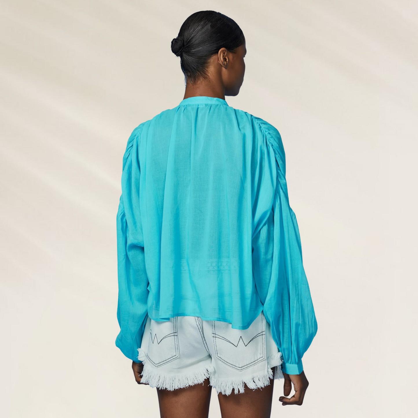 Camisa Azul em Voil com Manga Bufante – Animale Brasil vista de costas com shorts jeans claros