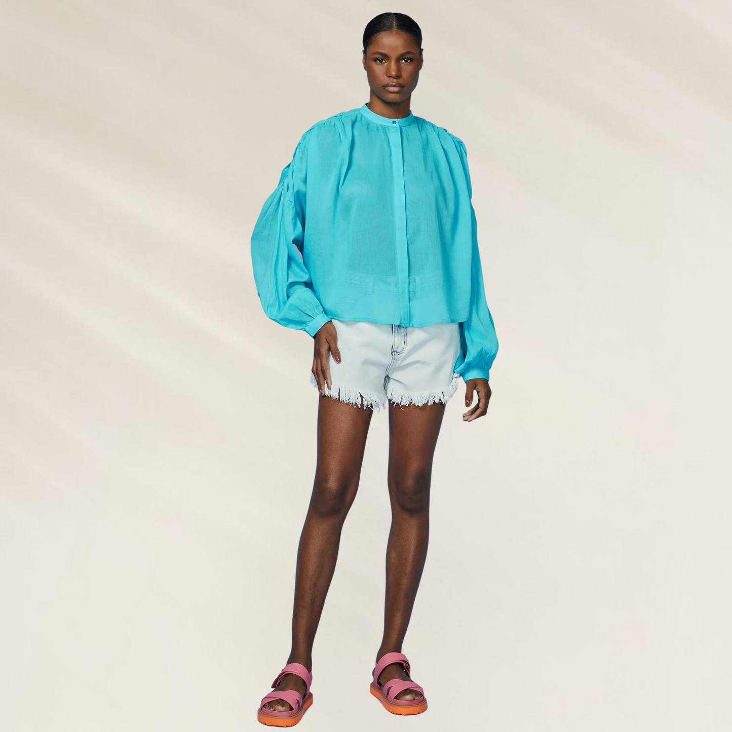 Modelo vestindo Camisa Azul em Voil com Manga Bufante – Animale Brasil combinada com shorts jeans claros
