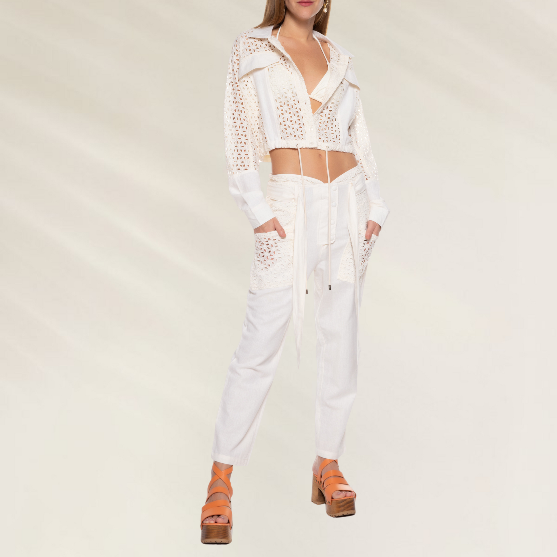 Jaqueta Feminina em Laise Off White com Ajuste na Cintura – Animale Brasil usada com calça branca e sandálias laranja