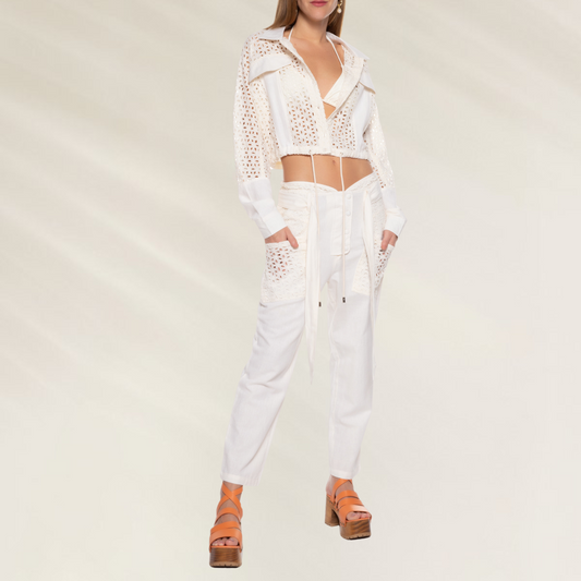Jaqueta Feminina em Laise Off White com Ajuste na Cintura – Animale Brasil usada com calça branca e sandálias laranja