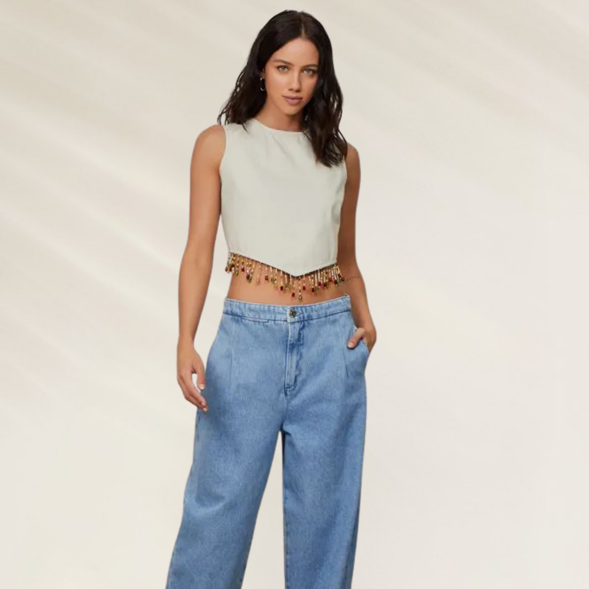 Top Curto em Algodão com Bordado em Pedraria e Costas Abertas – Animale Brasil em tecido claro combinado com jeans azul