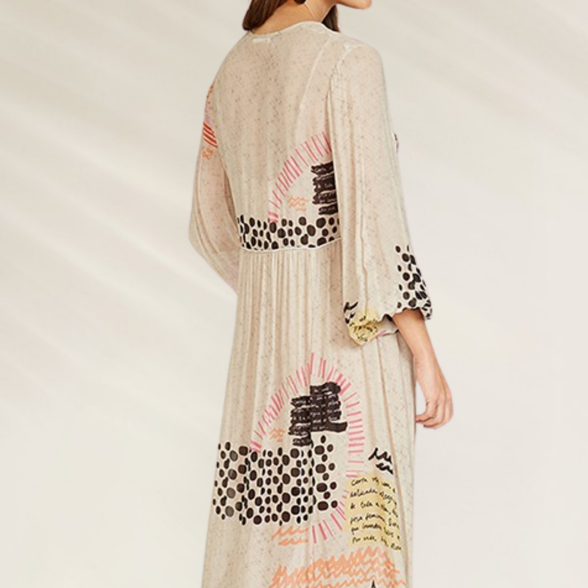 Vestido Comprido em Viscose com Estampa Artística – Animale Brasil com mangas longas e design fluido