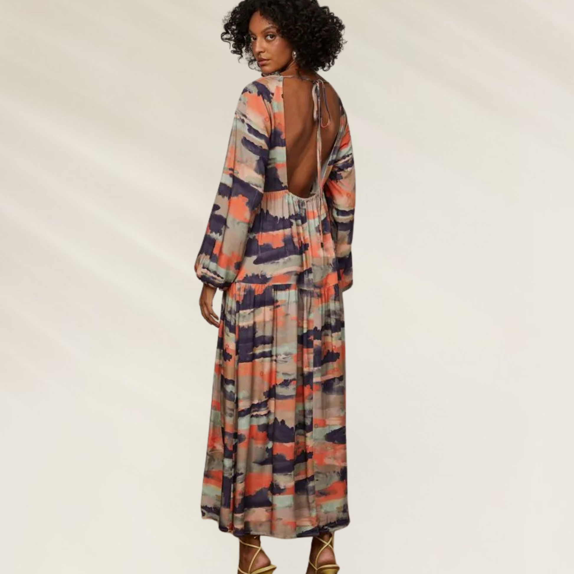 Vestido comprido estampado com decote em V – Animale Brasil com mangas longas e design aberto nas costas