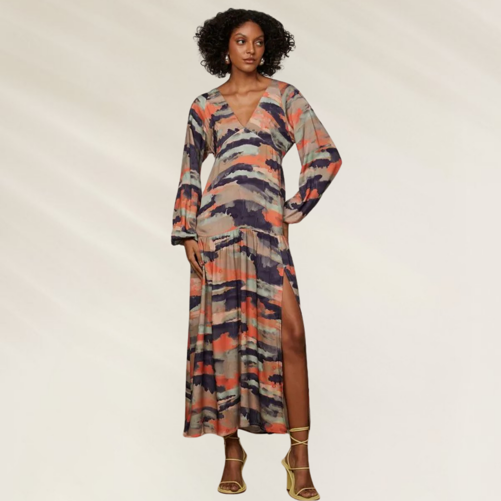 Vestido comprido estampado com decote em V – Animale Brasil em modelo com estampa colorida e fenda lateral