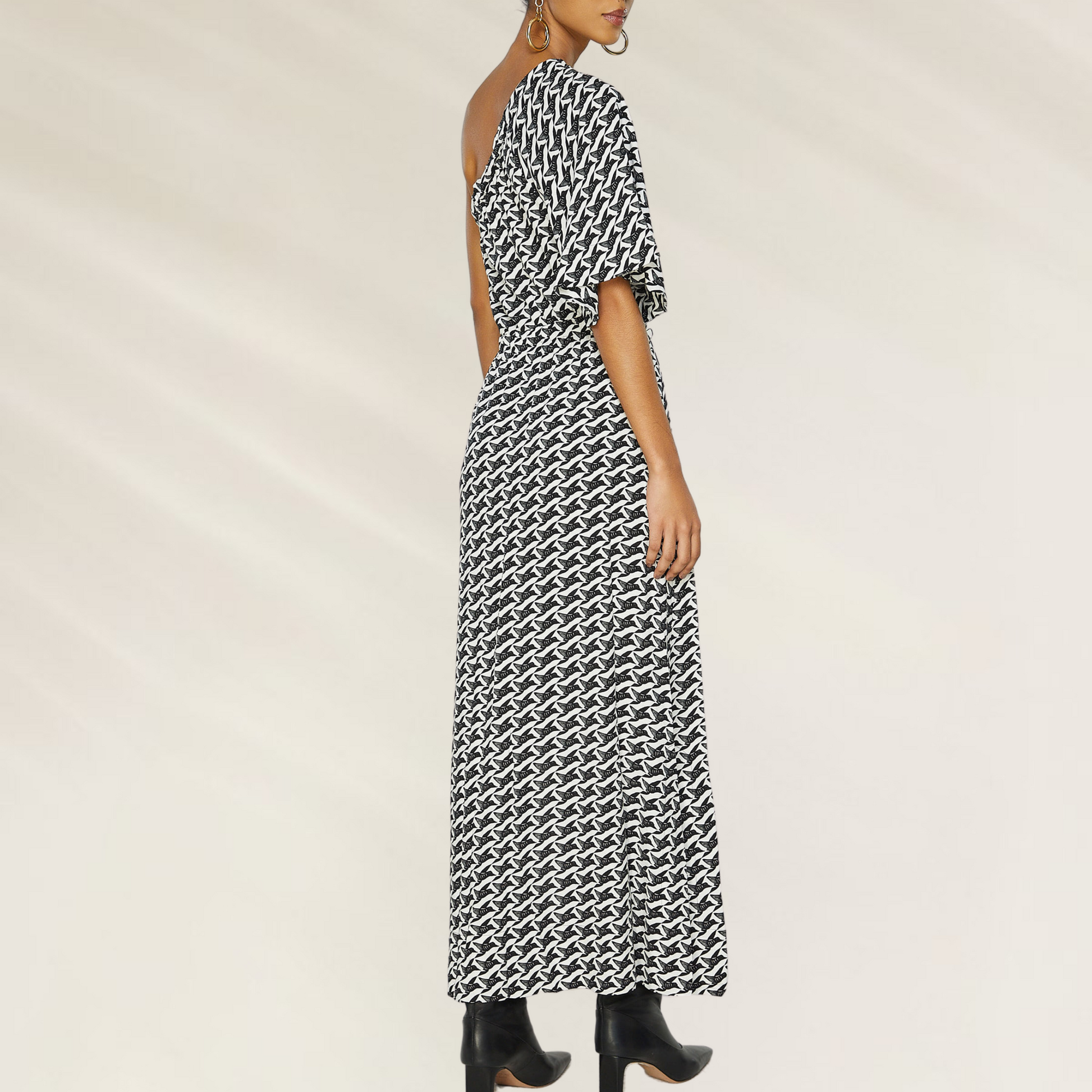 Vestido Comprido de Um Ombro com Estampa Geométrica – Animale Brasil em tecido fluido preto e branco