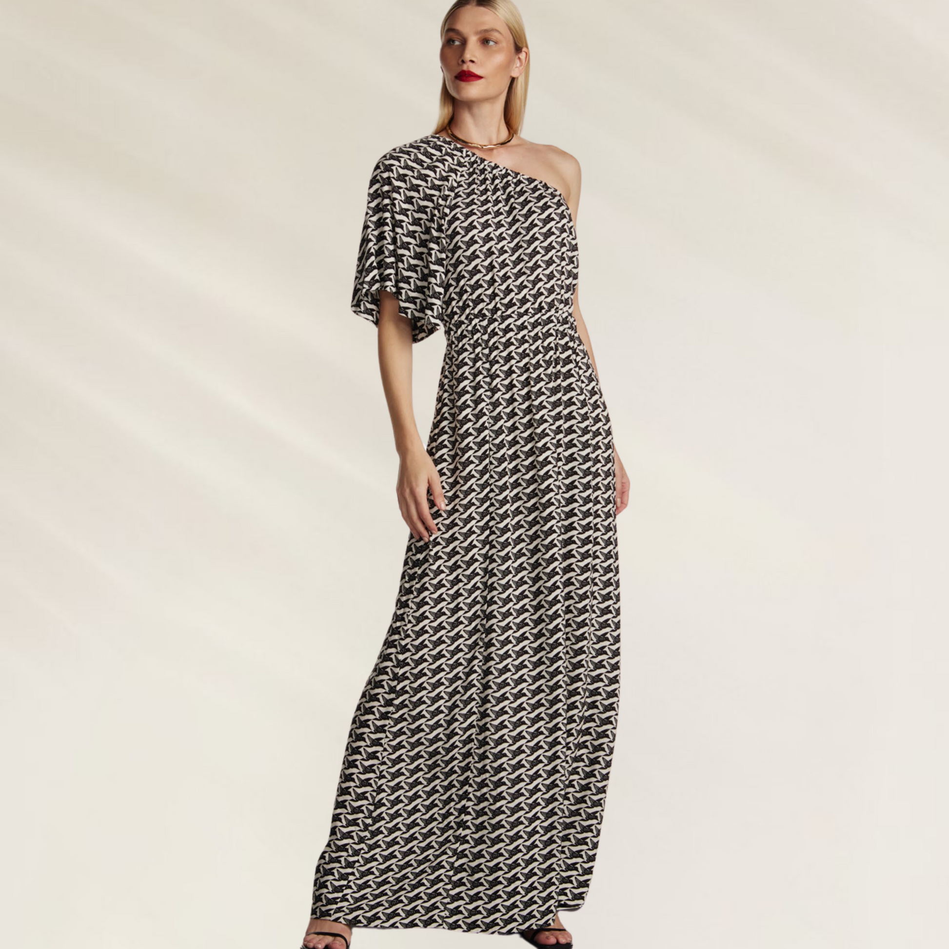 Vestido Comprido de Um Ombro com Estampa Geométrica – Animale Brasil em tecido fluido com design moderno e elegante