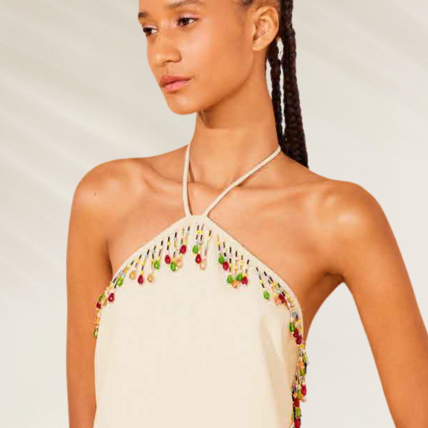 Vestido Curto em Tricoline com Pedraria – Animale Brasil em tom claro com detalhes de pedraria colorida