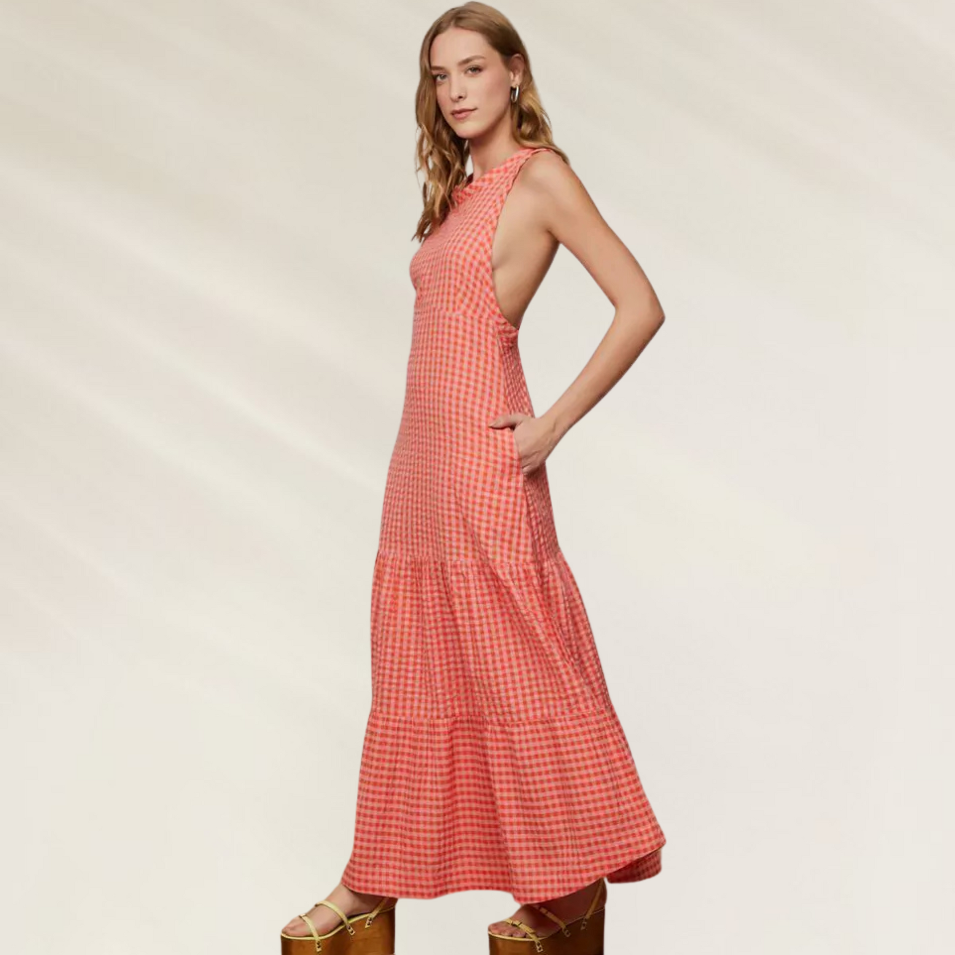 Vestido Longo em Algodão com Alças Cruzadas – Estampa Vichy Coral da Animale Brasil em modelo feminino