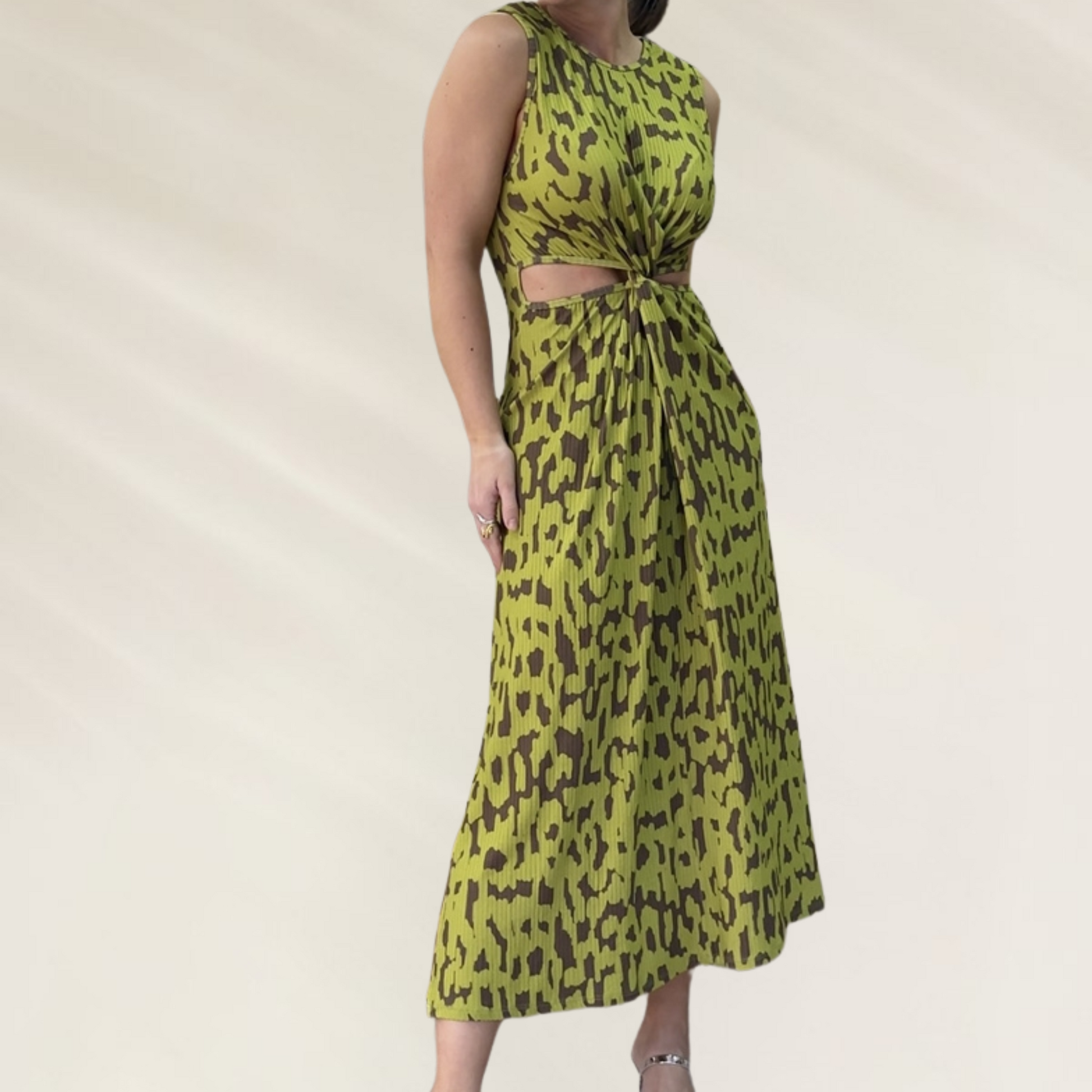 Vestido Midi Canelado com Estampa Animal Print e Recorte Frontal – Animale Brasil em modelo feminino com fundo claro