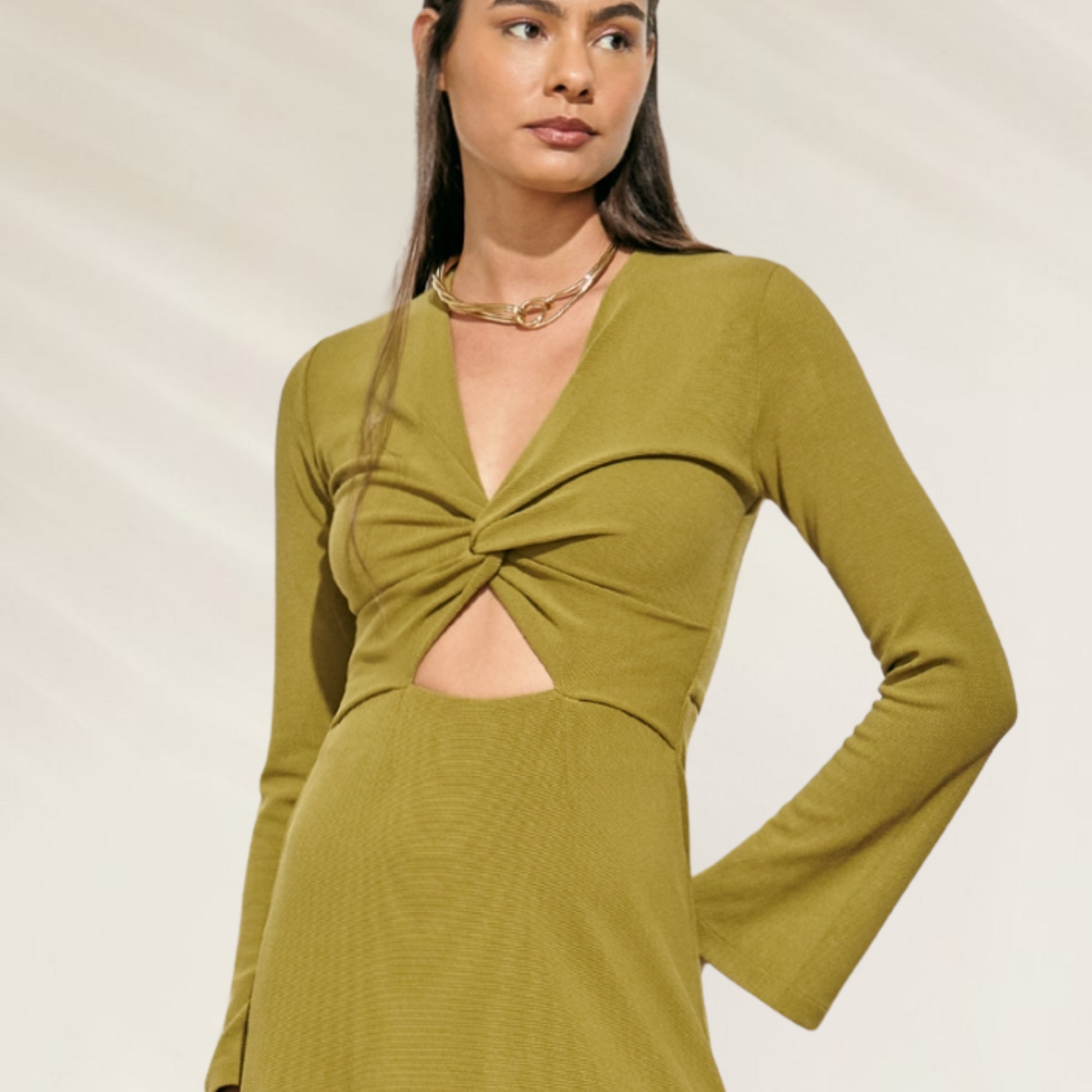 Vestido Midi com Top Torcido Verde Figo – Animale Brasil em tecido leve com manga longa e detalhe recorte frontal