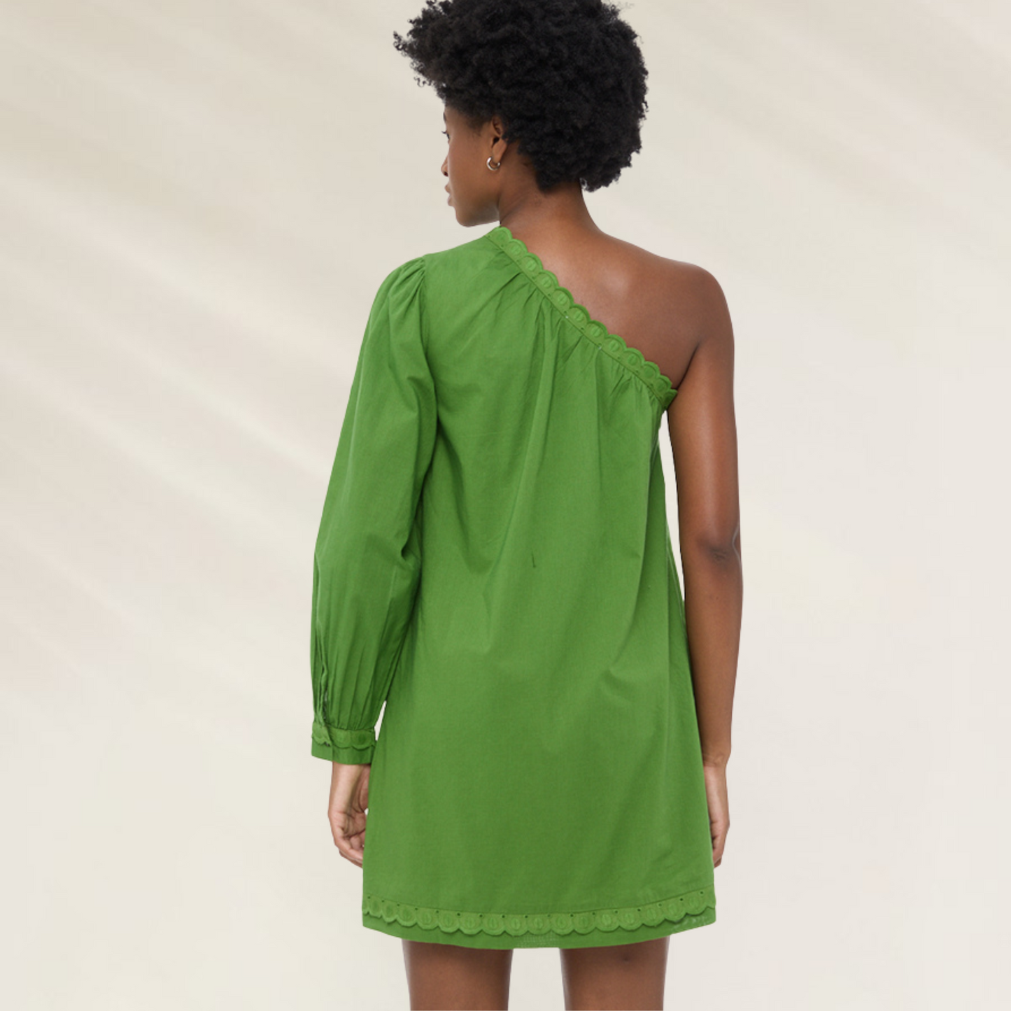 Vestido Verde Um Ombro Só com Bordado Ilhós – Animale Brasil, vestido curto verde com uma manga longa e bordado na barra