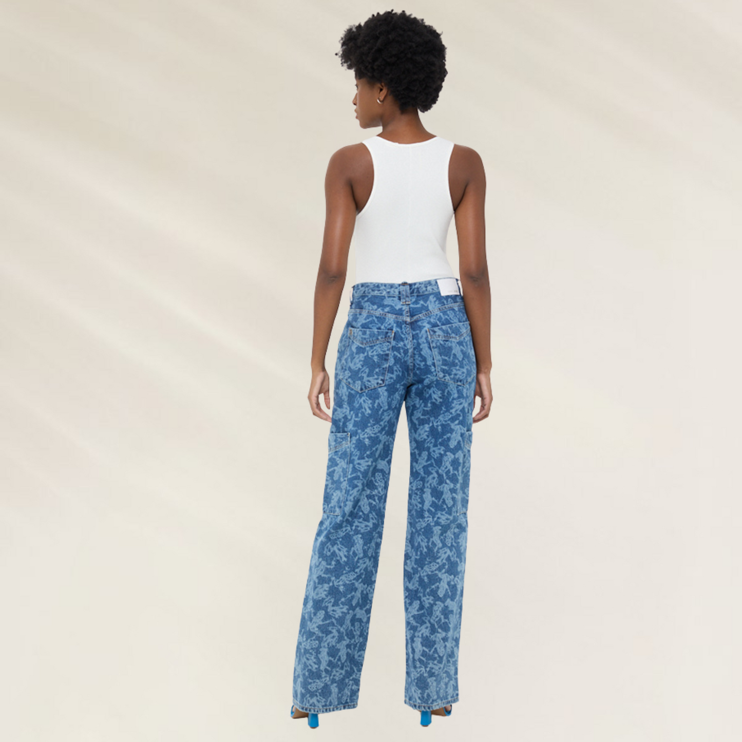 Modelo vestindo Calças Jeans Bootcut 70's com Estampa Frog - Animale Jeans visto de costas com camisa branca