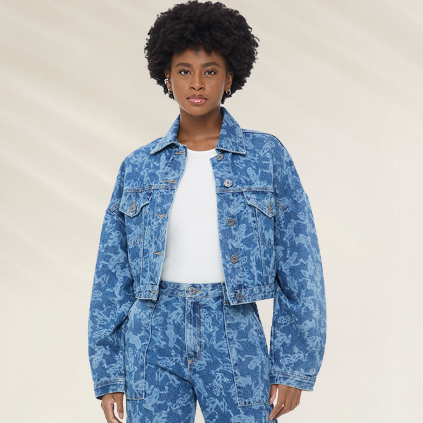 Jaqueta Jeans Cropped Estampa Frog – Animale Jeans azul com estampa floral usada por modelo feminina