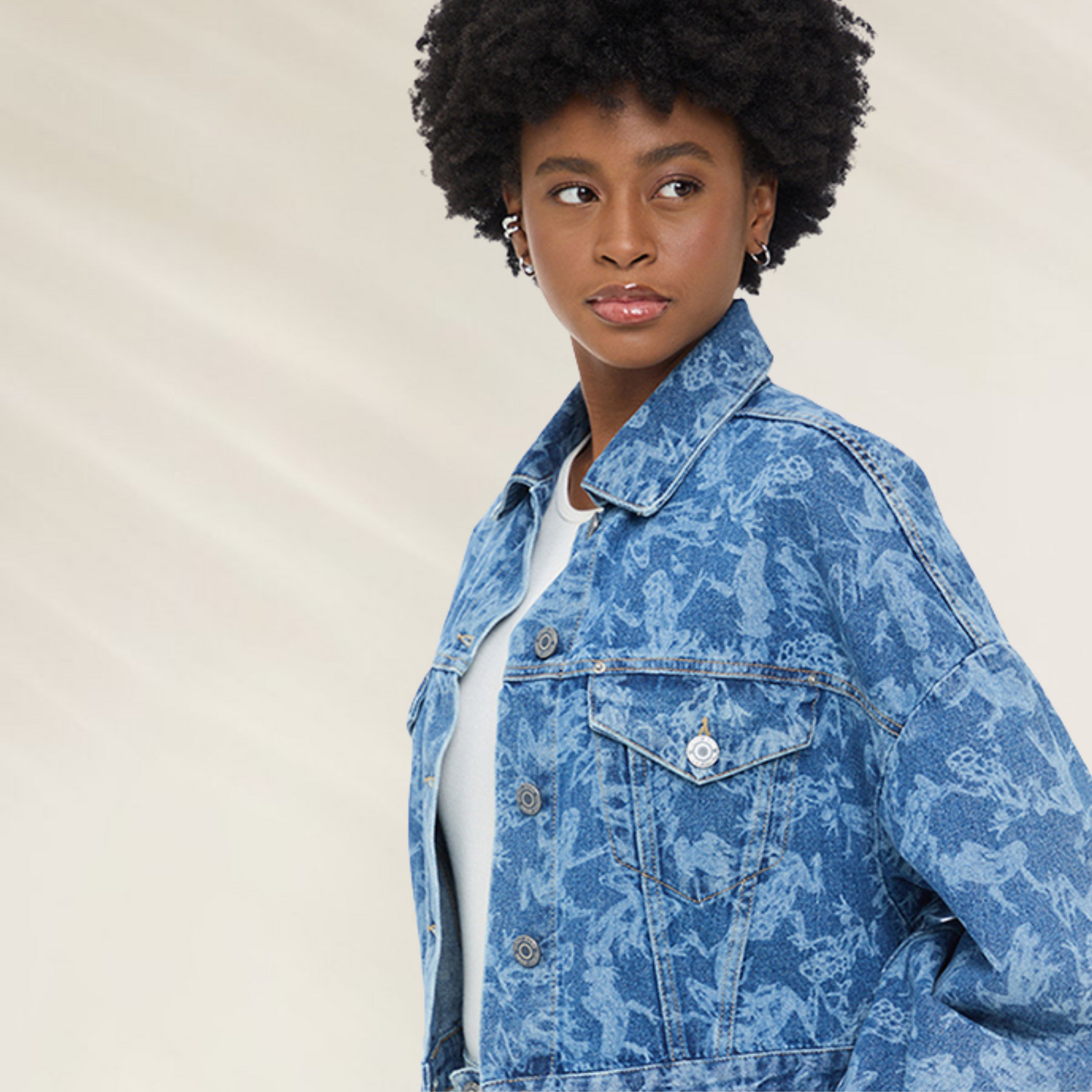 Mulher vestindo Jaqueta Jeans Cropped Estampa Frog – Animale Jeans em azul com detalhes de estampa Frog