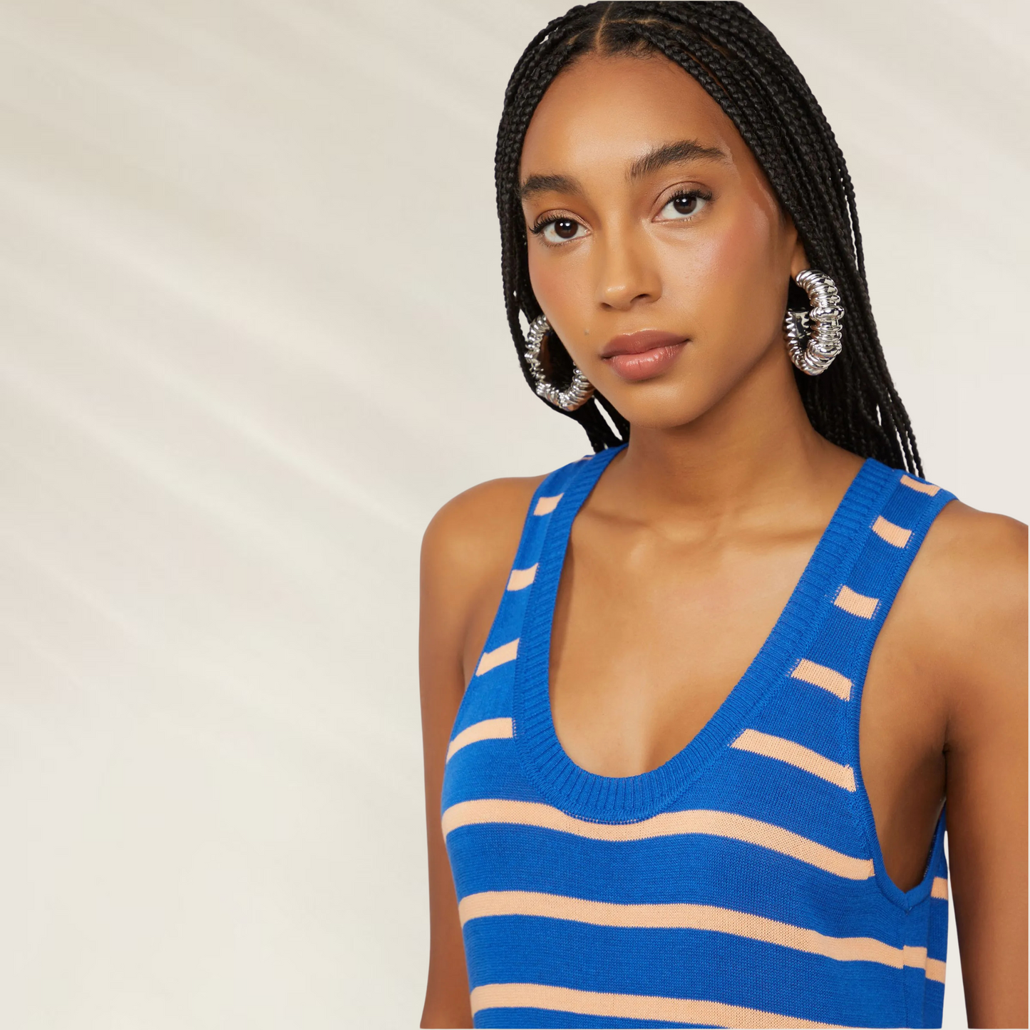 Vestido Tricot Regata Midi Listrado – Animale Jeans em azul com listras bege e decote arredondado