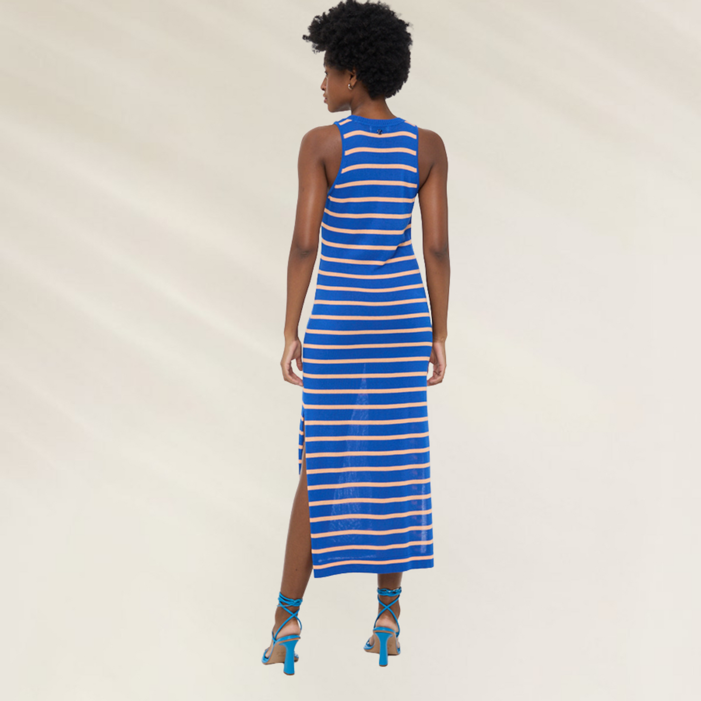 Vestido Tricot Regata Midi Listrado – Animale Jeans vestido comprido listrado azul e branco com fenda lateral