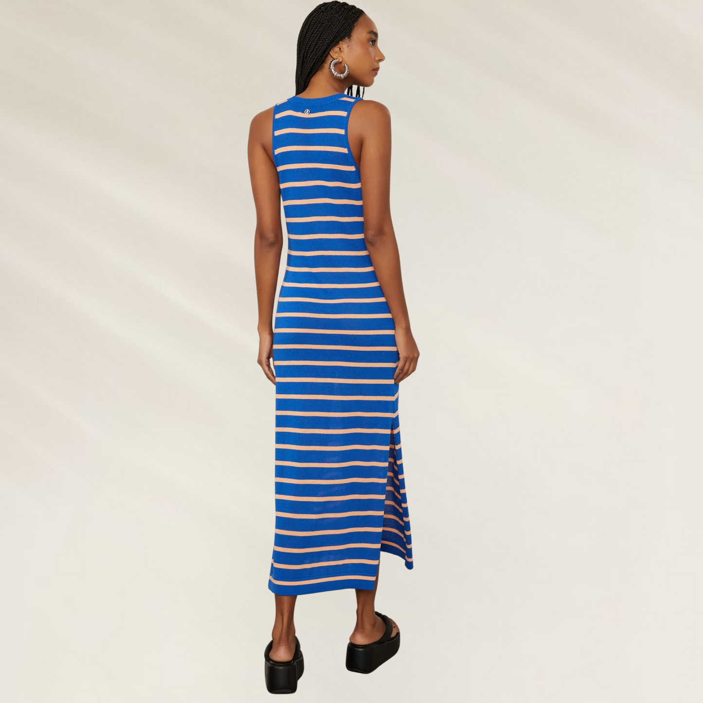 Vestido Tricot Regata Midi Listrado – Animale Jeans em azul e bege, vestido comprido com fenda lateral, estilo casual