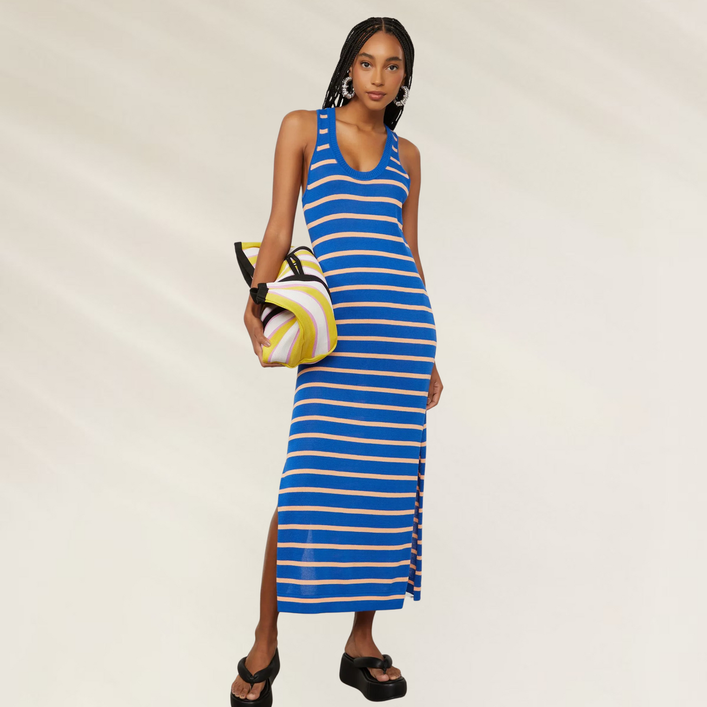 Vestido Tricot Regata Midi Listrado – Animale Jeans em modelo feminino com listras azuis e bege