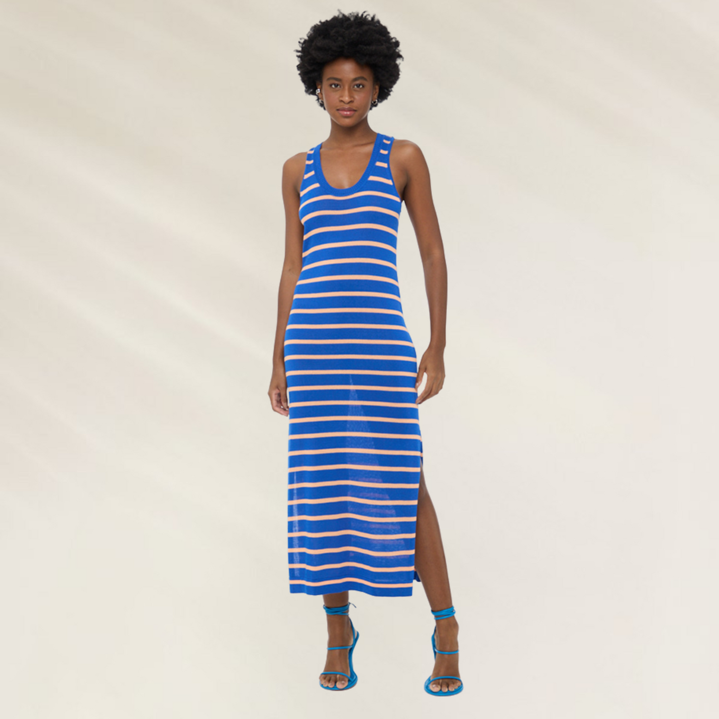 Vestido Tricot Regata Midi Listrado – Animale Jeans em azul com branco, modelo longo e justo