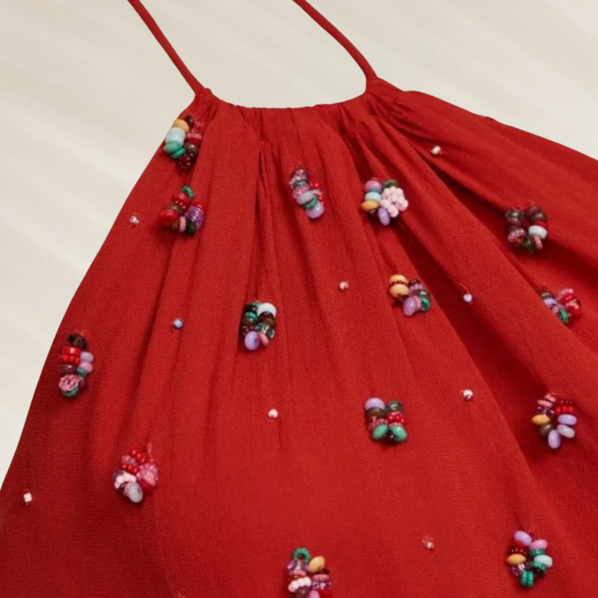 Vestido de Festa Bordado Animale em tecido vermelho com detalhes bordados coloridos e alças finas