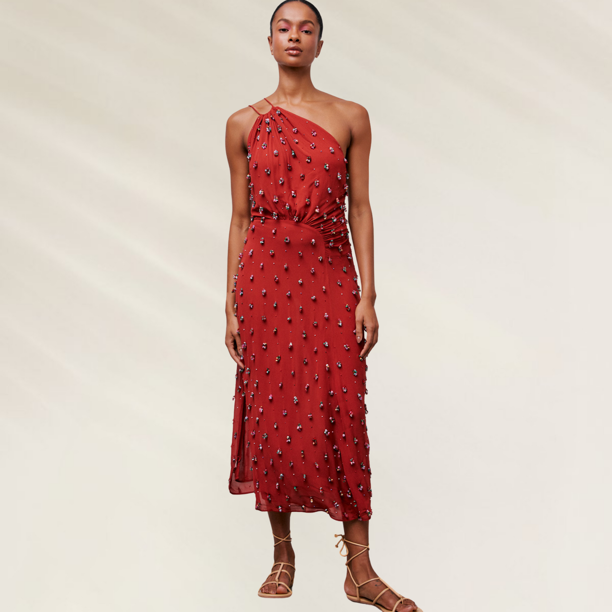 Vestido de Festa Bordado Animale vermelho longo com um ombro só e detalhes bordados em modelo feminino