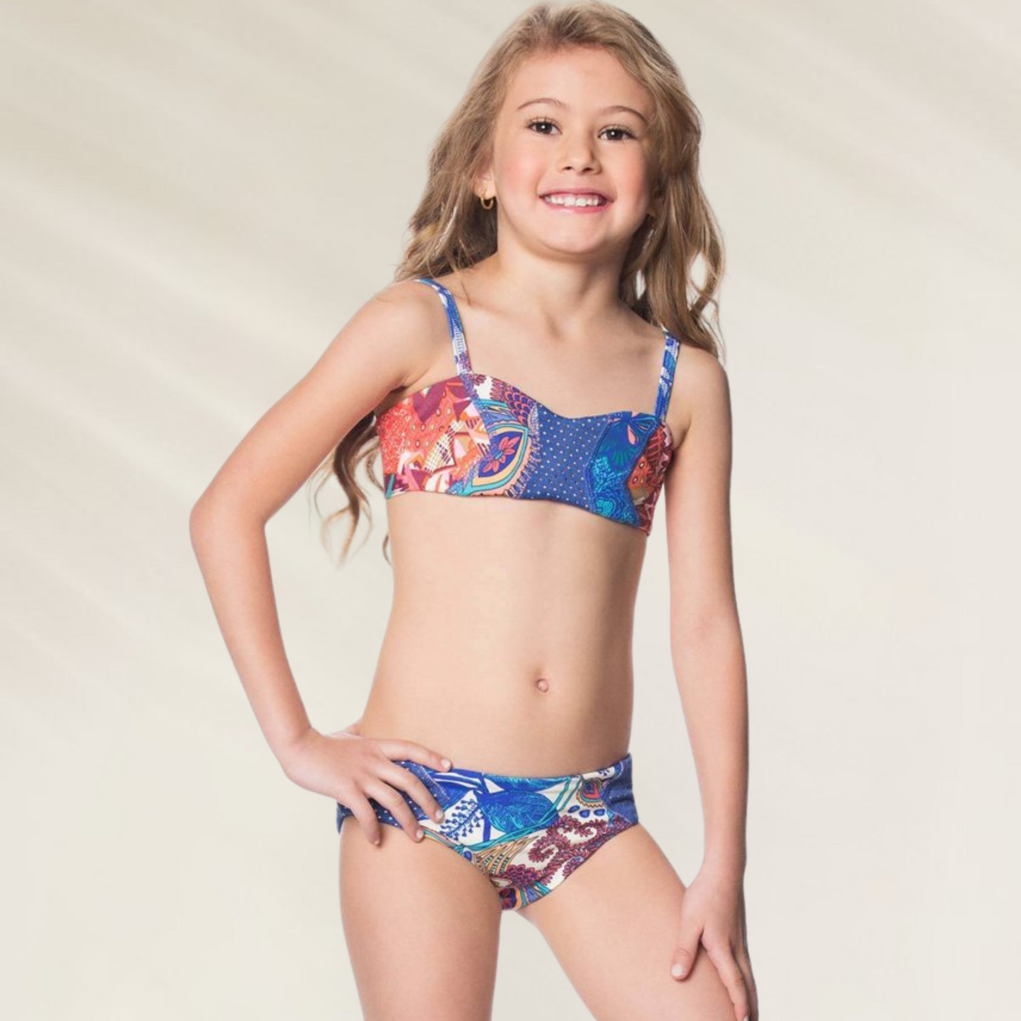 Biquini criança Maaji com padrão colorido e alças finas, ideal para dias de sol na praia