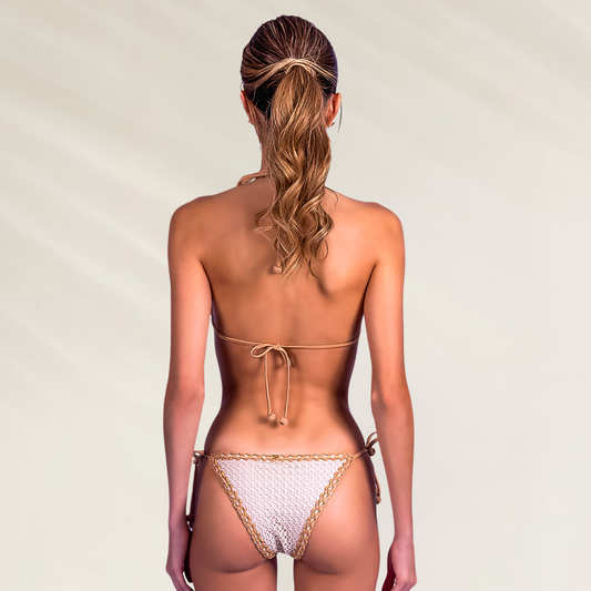 Biquini Despi com detalhes em croche, mostrando o design elegante na parte de trás
