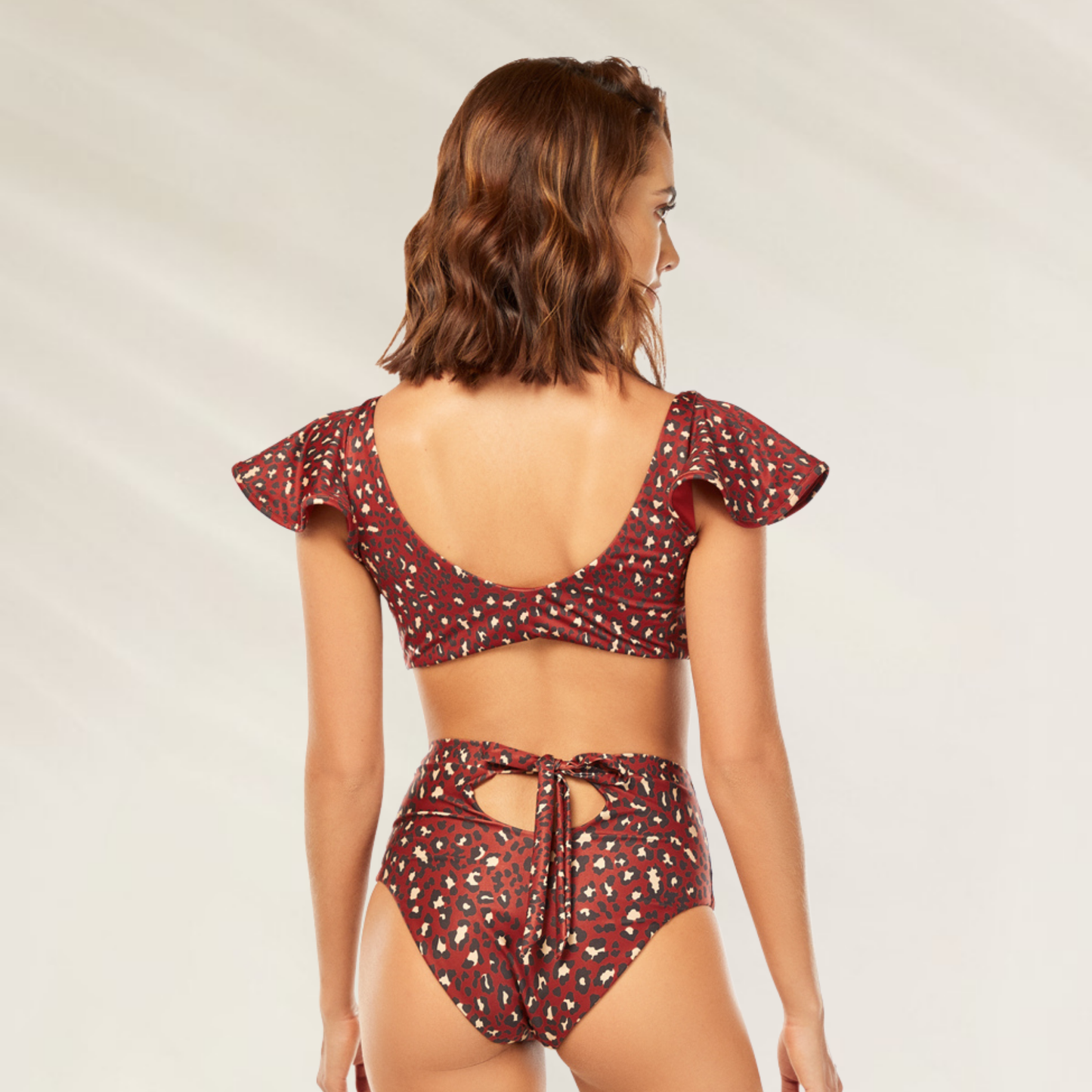 Biquíni Completo Animal Print com Folhos em tom vermelho, com costas abertas e detalhe amarrado