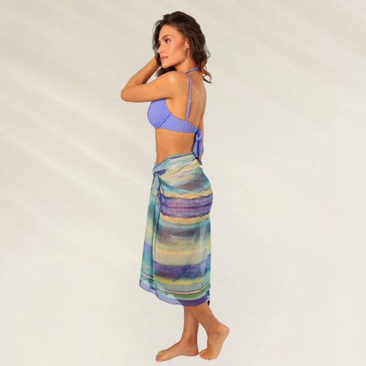 Sarong Despi em tons de azul e verde, com modelo elegante amarrado na cintura