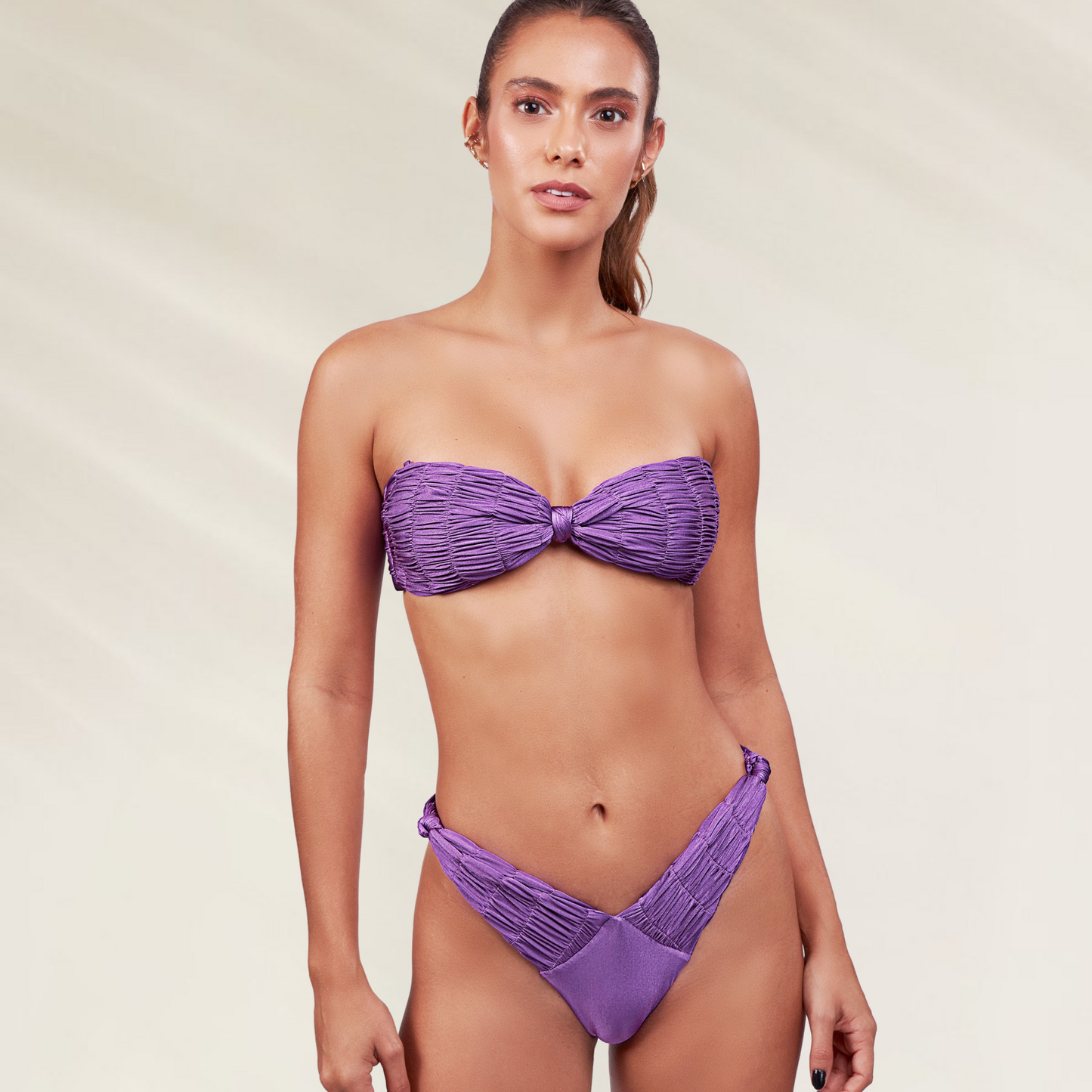Biquíni Roxo Caicai com Efeito de Nó e Cueca Asa Delta Despi em modelo feminino com fundo claro