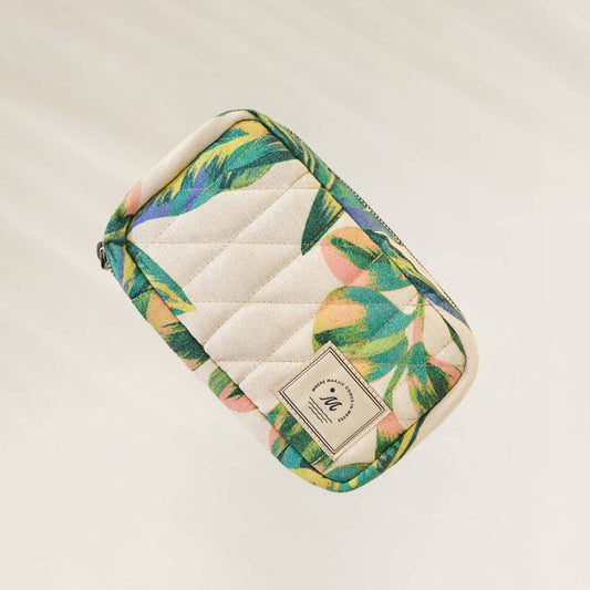 Bolsa Maaji estampada com folhas coloridas, ideal para organizar pequenos itens do dia a dia